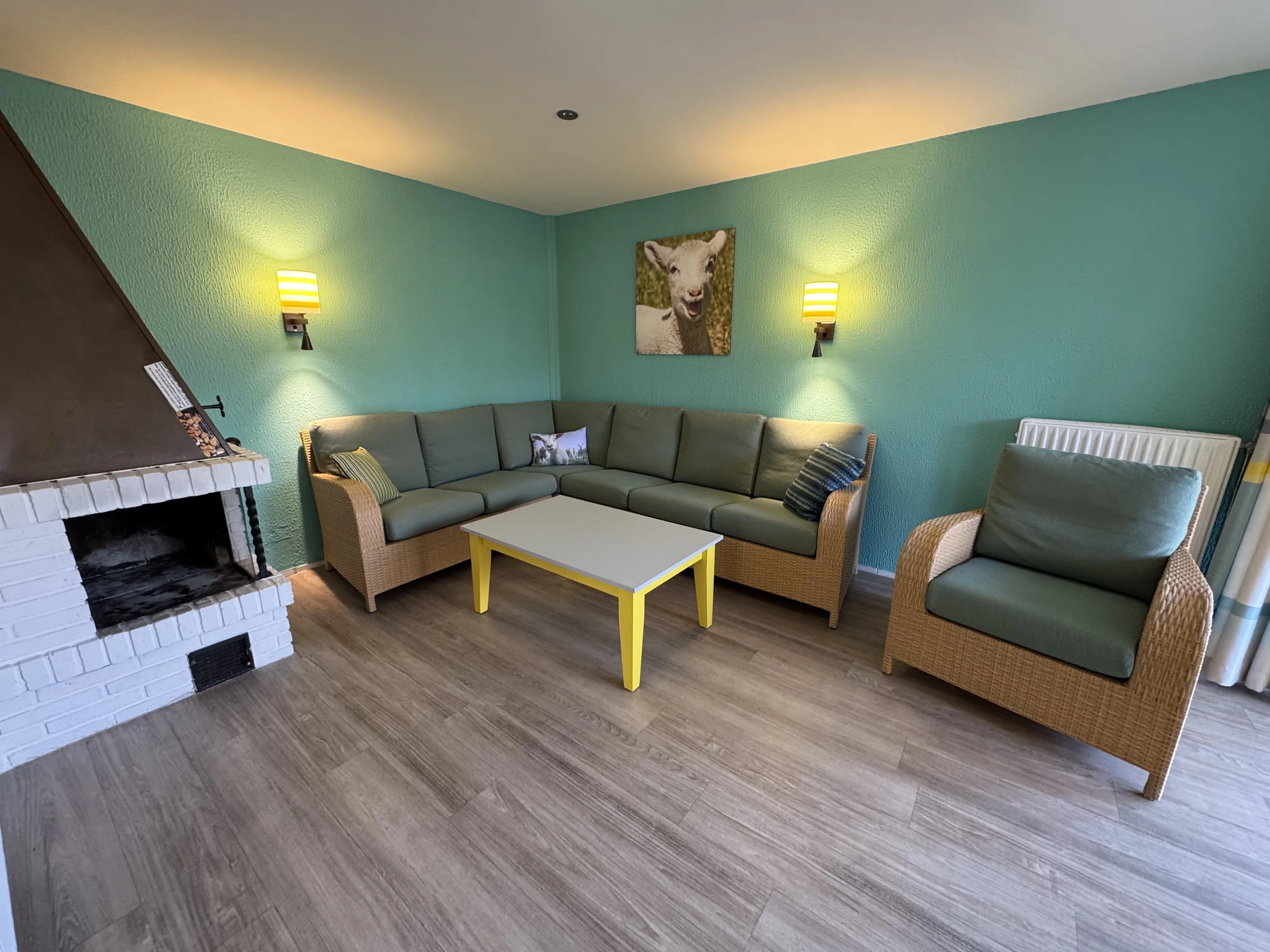 Wohnzimmer mit Kamin im Komfort-Ferienhaus Park Nordseeküste