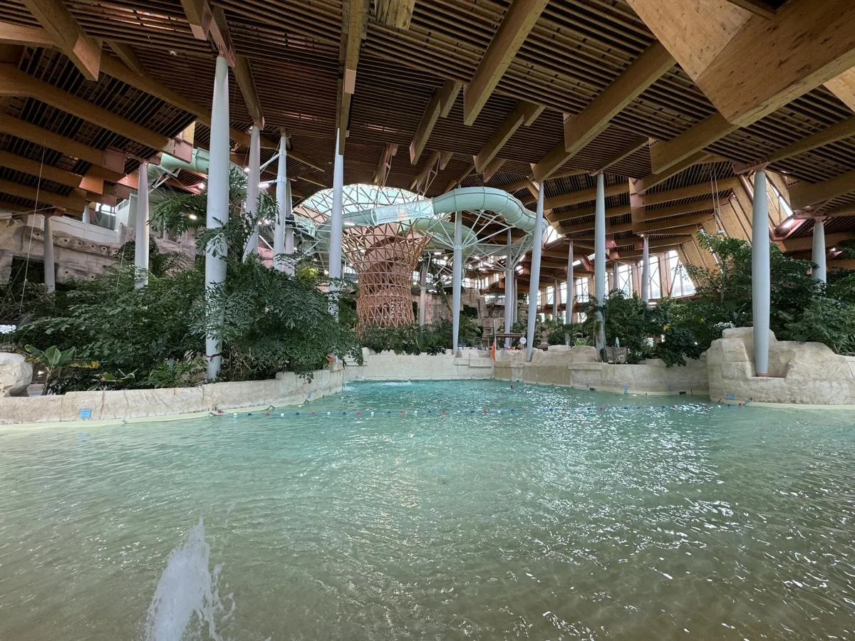 Wellenbecken im Aqua Mundo des Center Parcs Villages Nature Paris