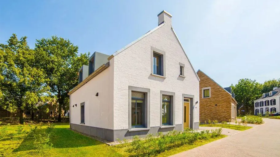 Modernes Ferienhaus mit weißer Fassade und gelben Akzenten