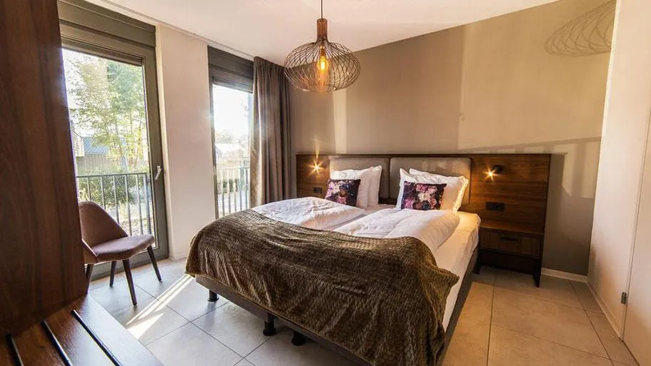 Elegantes Schlafzimmer mit Balkon und modernem Design