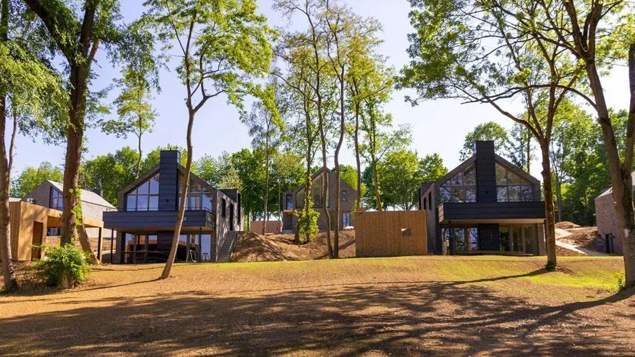 Moderne Ferienhäuser im Wald mit großzügigen Glasfassaden