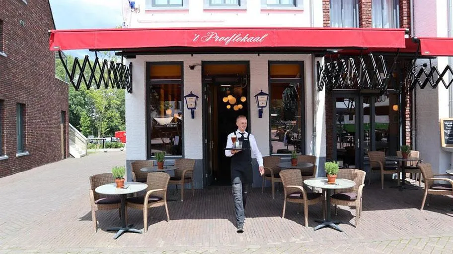 Außenbereich mit Restaurantflair und rötlichem Sonnenvordach