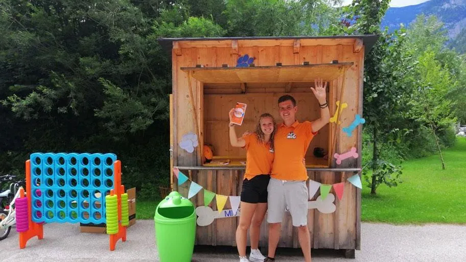 Sommerkiosk aus Holz mit Verkaufstheke vor Bergkulisse