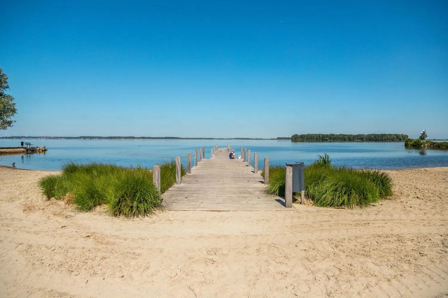 Moderner Ferienpark-Komplex mit Häusern zwischen Bäumen und Grünanlagen