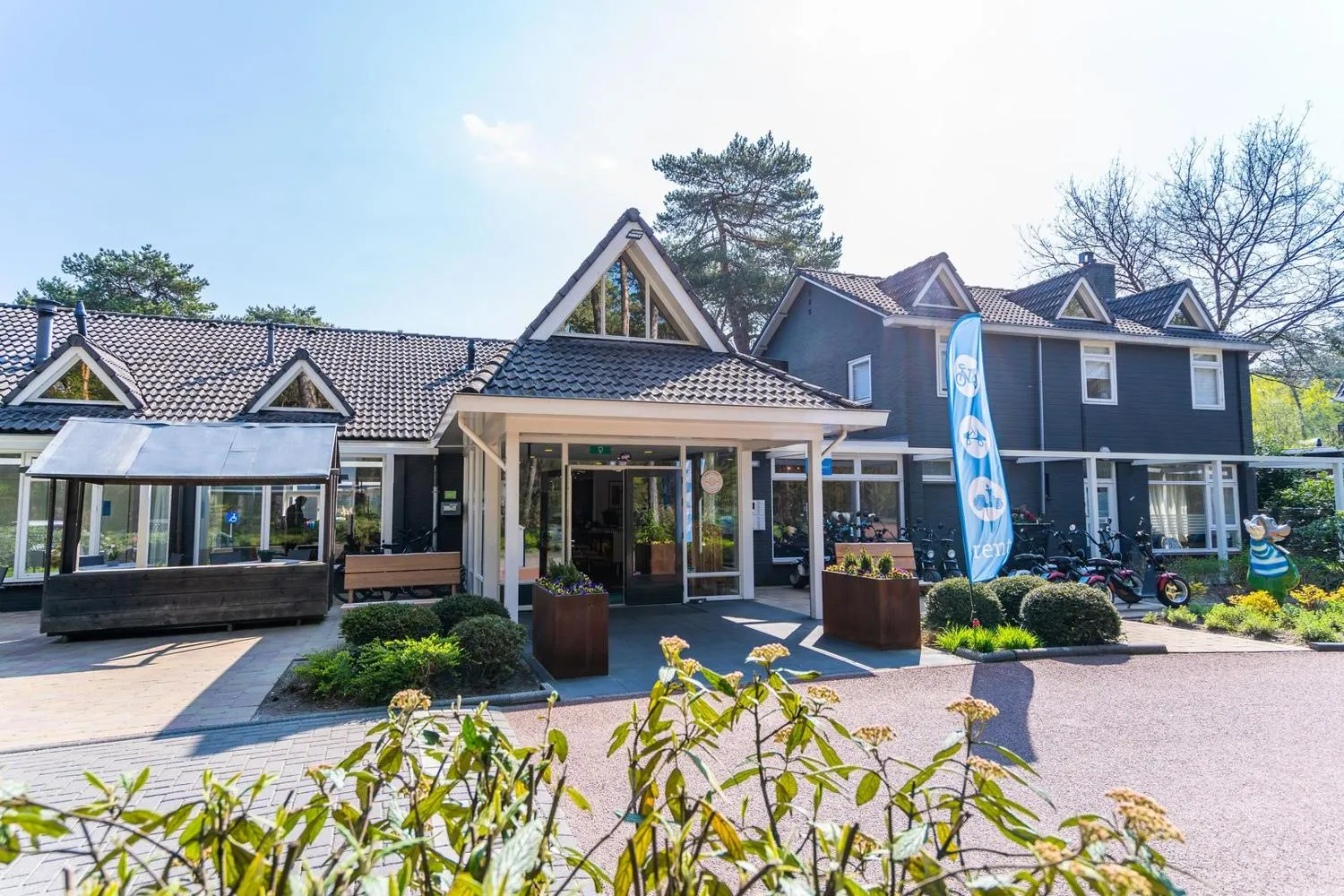 Modernes Rezeptionsgebäude mit Terrasse und Freizeiteinrichtungen