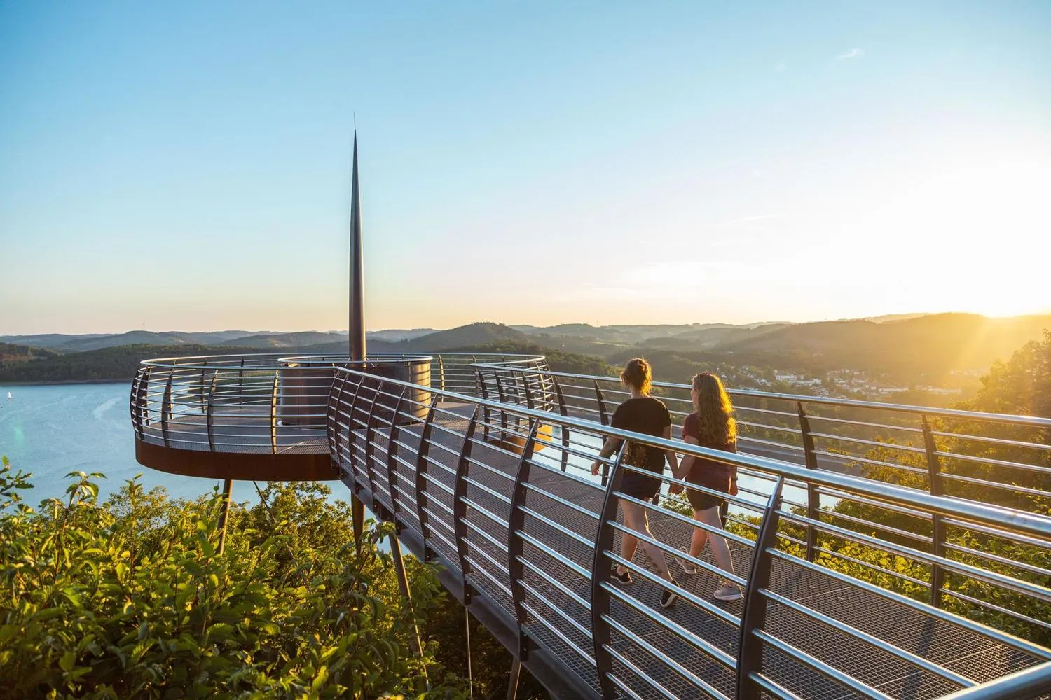 Aussichtsplattform über Biggesee bei Sonnenuntergang