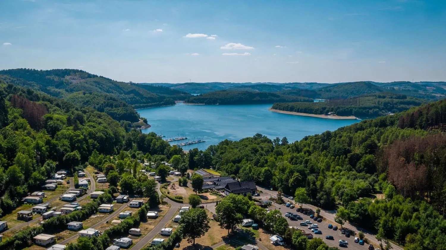 EuroParcs Biggesee Luftaufnahme mit See und Waldlandschaft