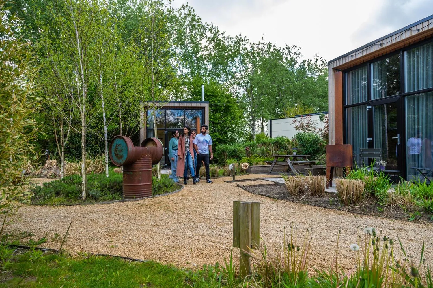 Kunstinstallation im Garten des Ferienparks mit modernem Pavillon