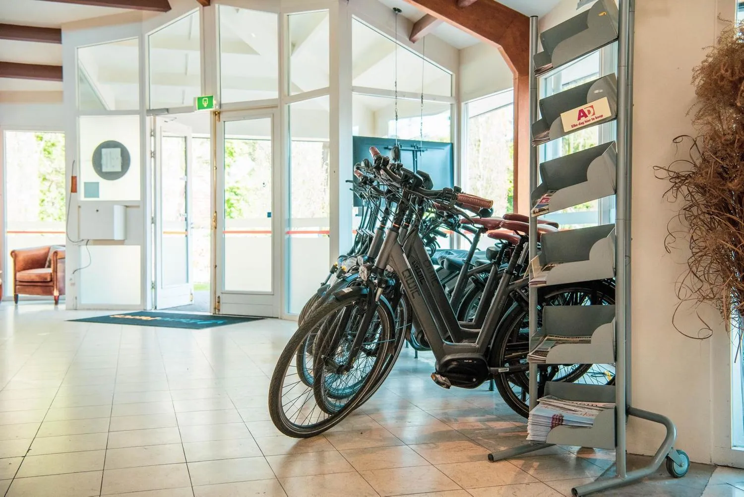 Verleih-Station mit Elektrofahrrädern in moderner Empfangshalle