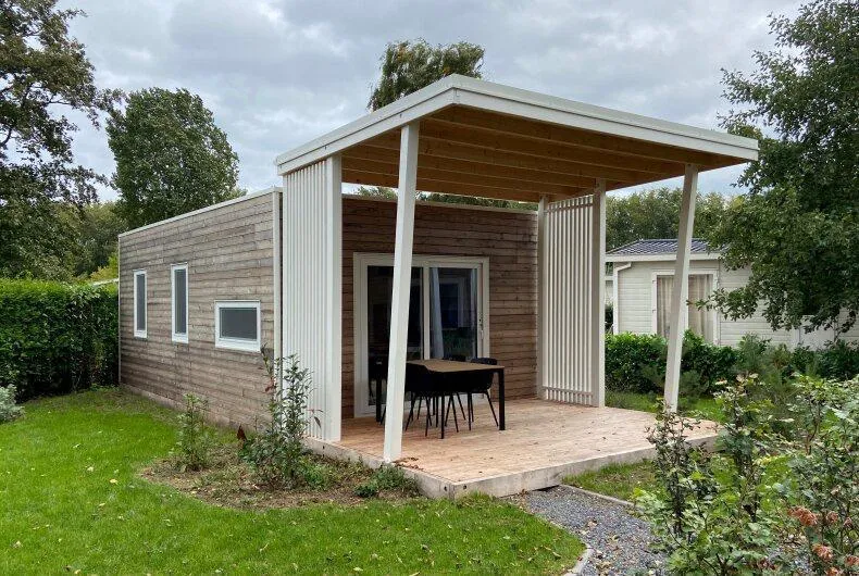 Modernes Ferienhaus mit überdachter Terrasse im Parkgelände