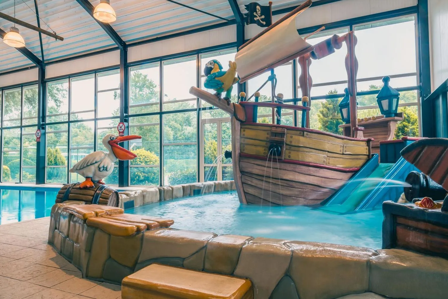 Überdachter Piraten-Spielplatz mit Schiff-Rutsche und Wasserbecken