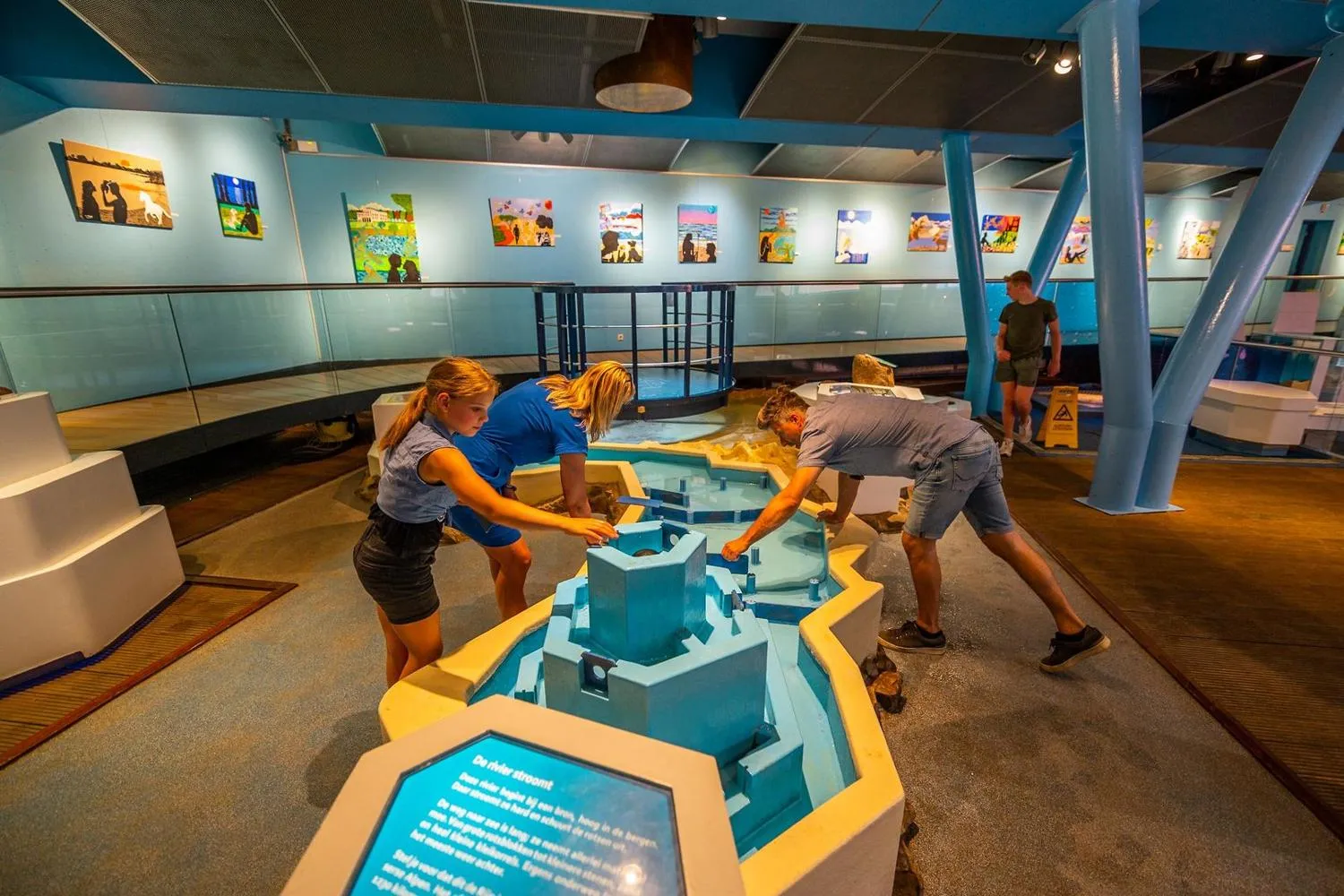 Indoor-Aktivitätsbereich mit 3D-Spielelementen in Blau, moderne Wände mit Kunstwerken