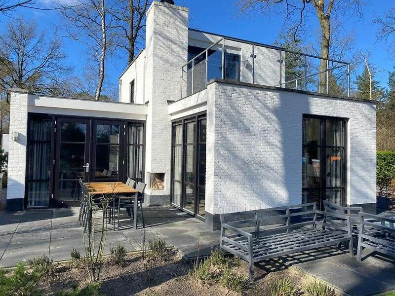 Modernes zweistöckiges Ferienhaus mit weißem Ziegel und großer Glasfront