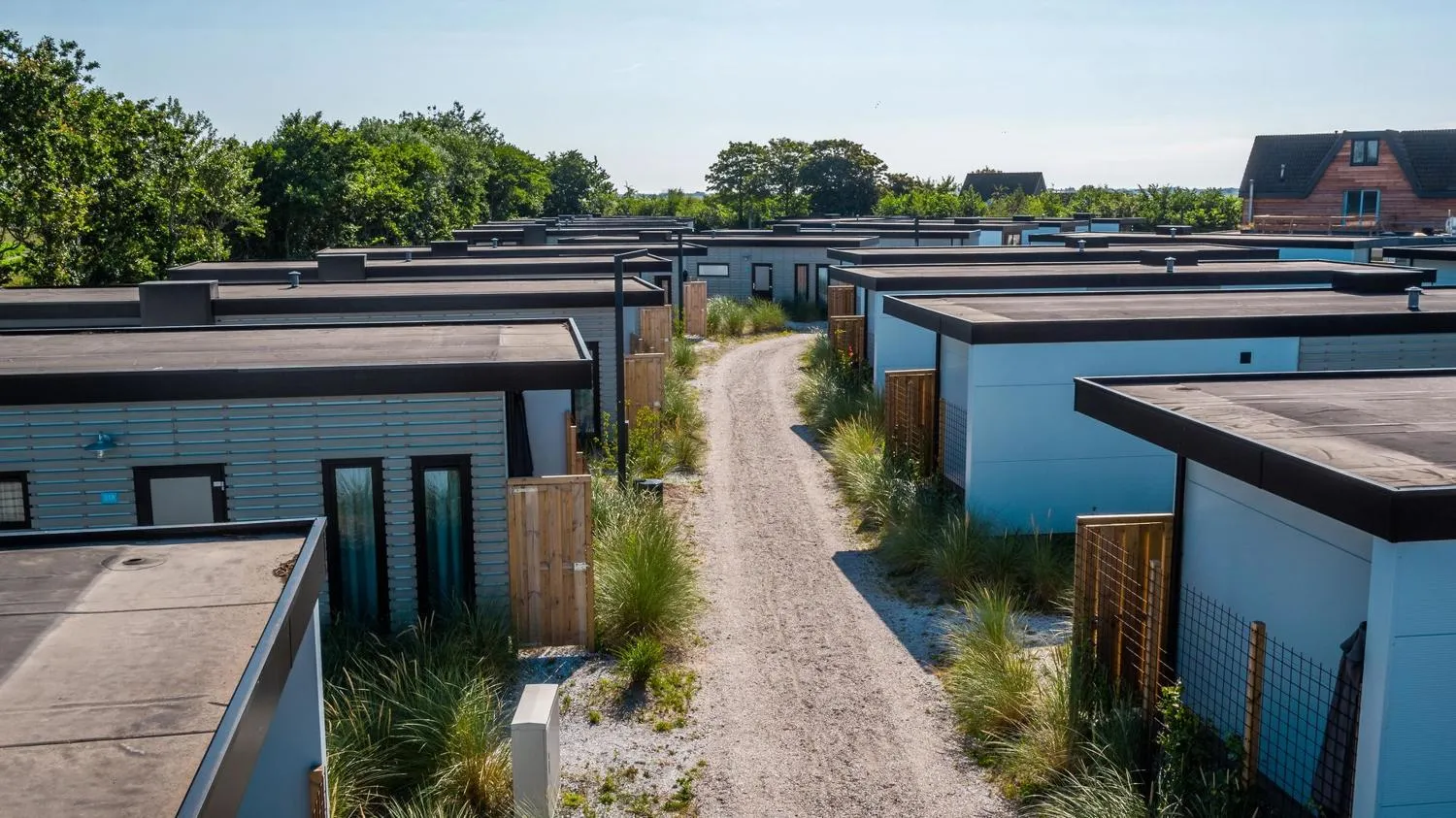 Luftbild des Ferienparks inmitten grüner Nordholländer Landschaft