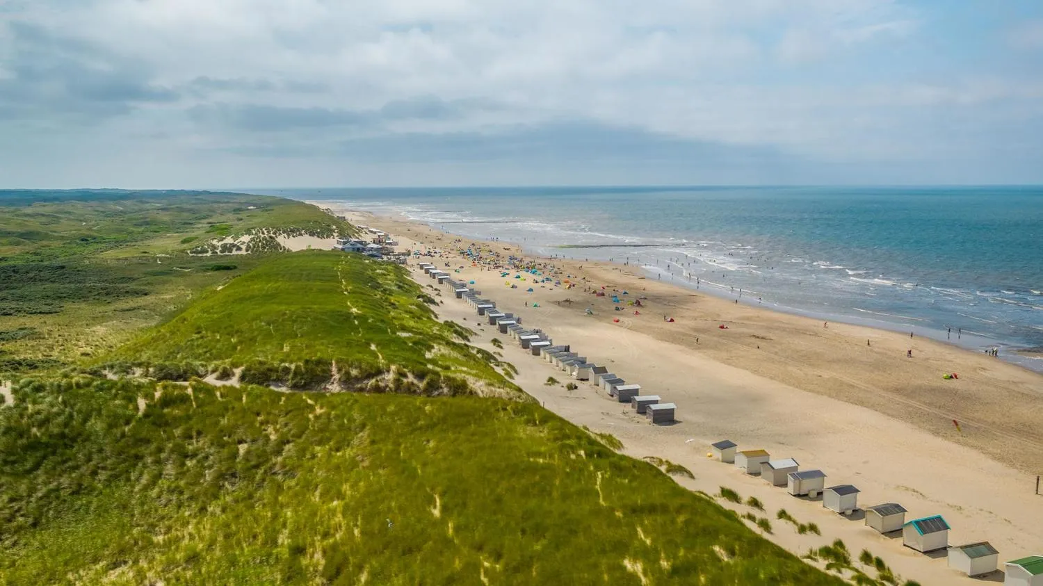 Luftbild Strand bei Ebbe mit Besuchern und zahlreichen Strandpavillons