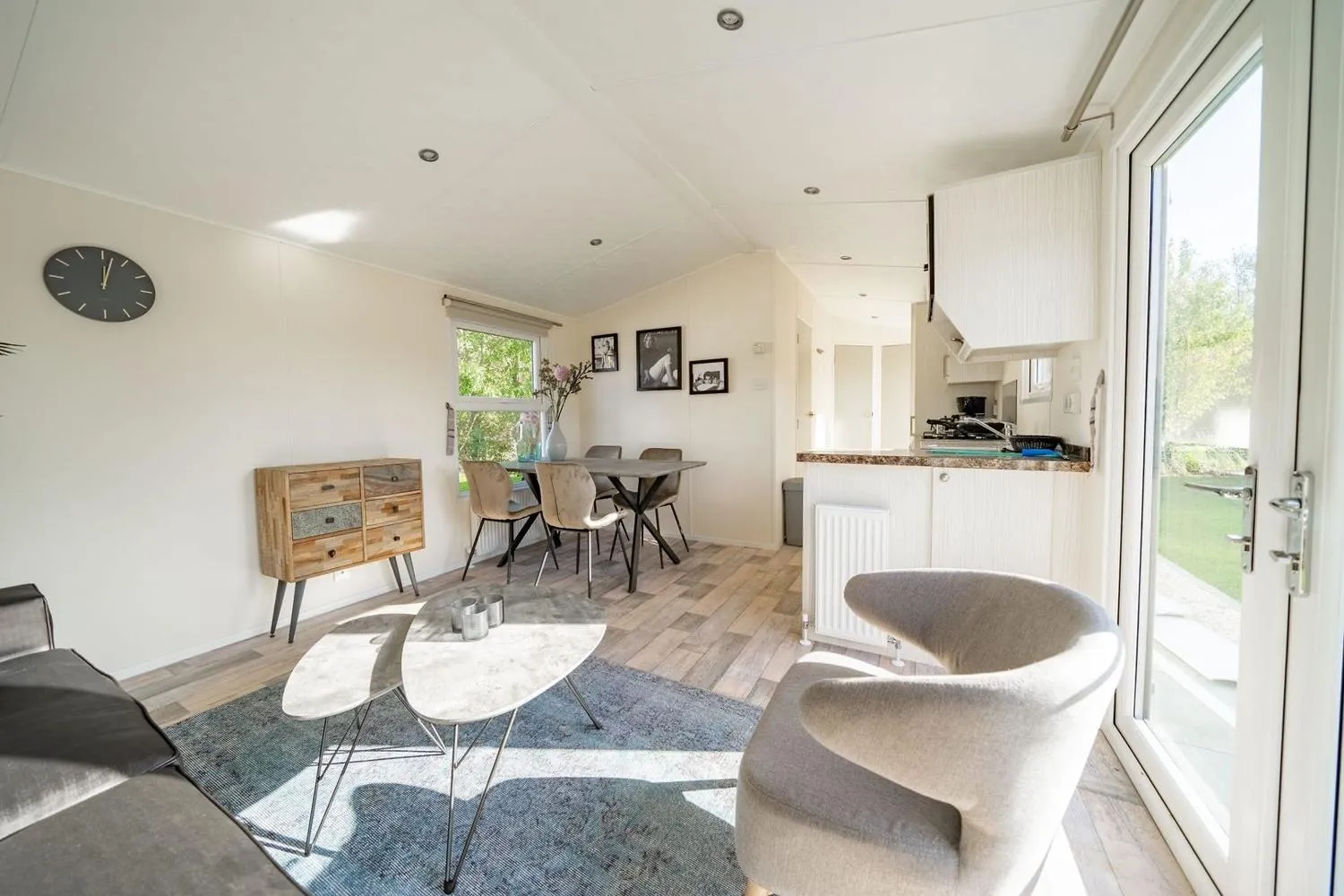 Modernes Ferienhaus-Interieur mit offener Küche und Gartenblick