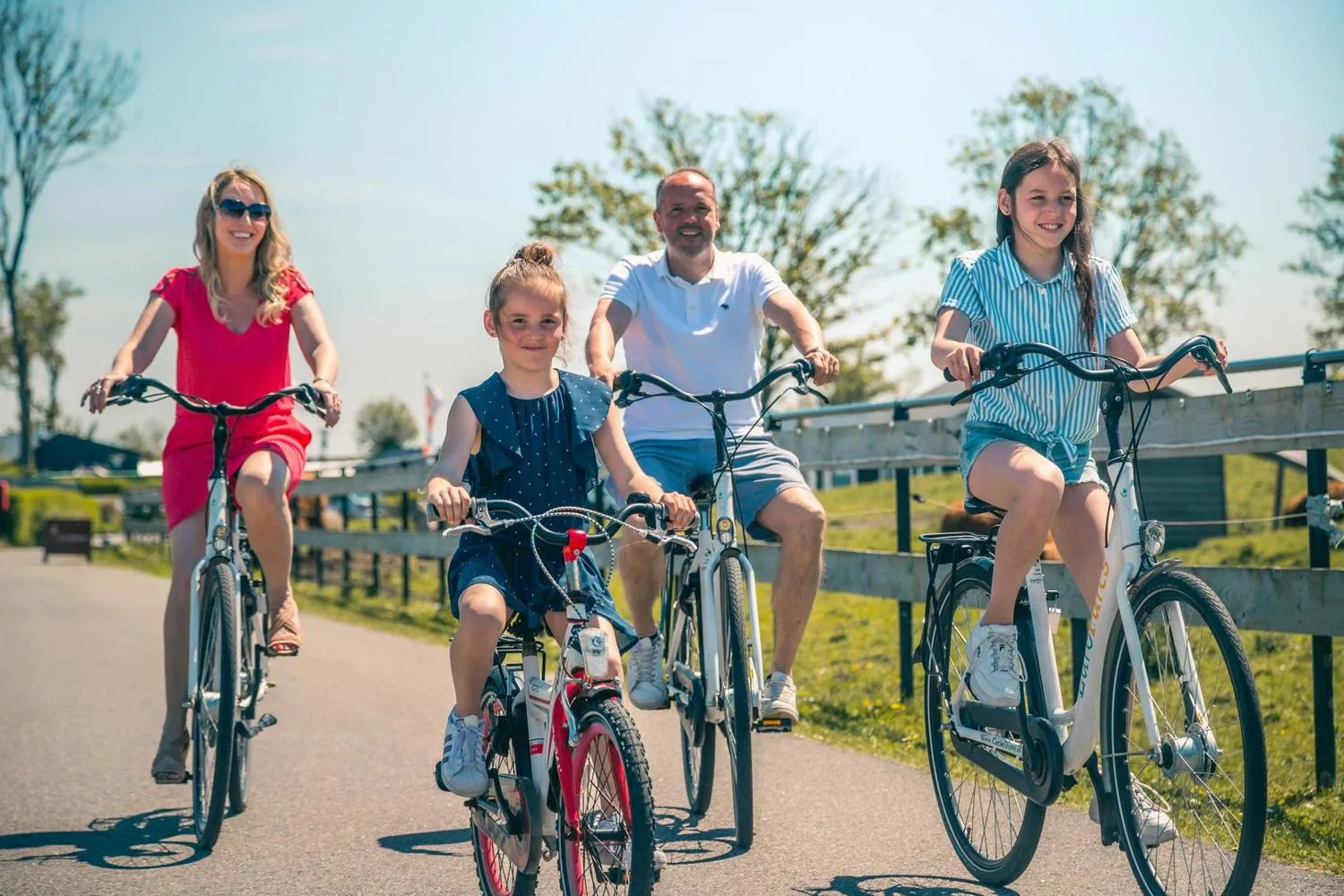 Familie fährt Fahrrad durch den Ferienpark