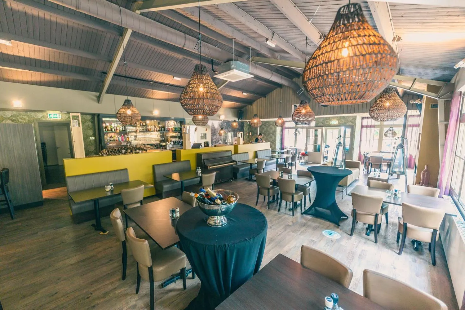 Moderner Innenraum mit Bar und Loungebereich