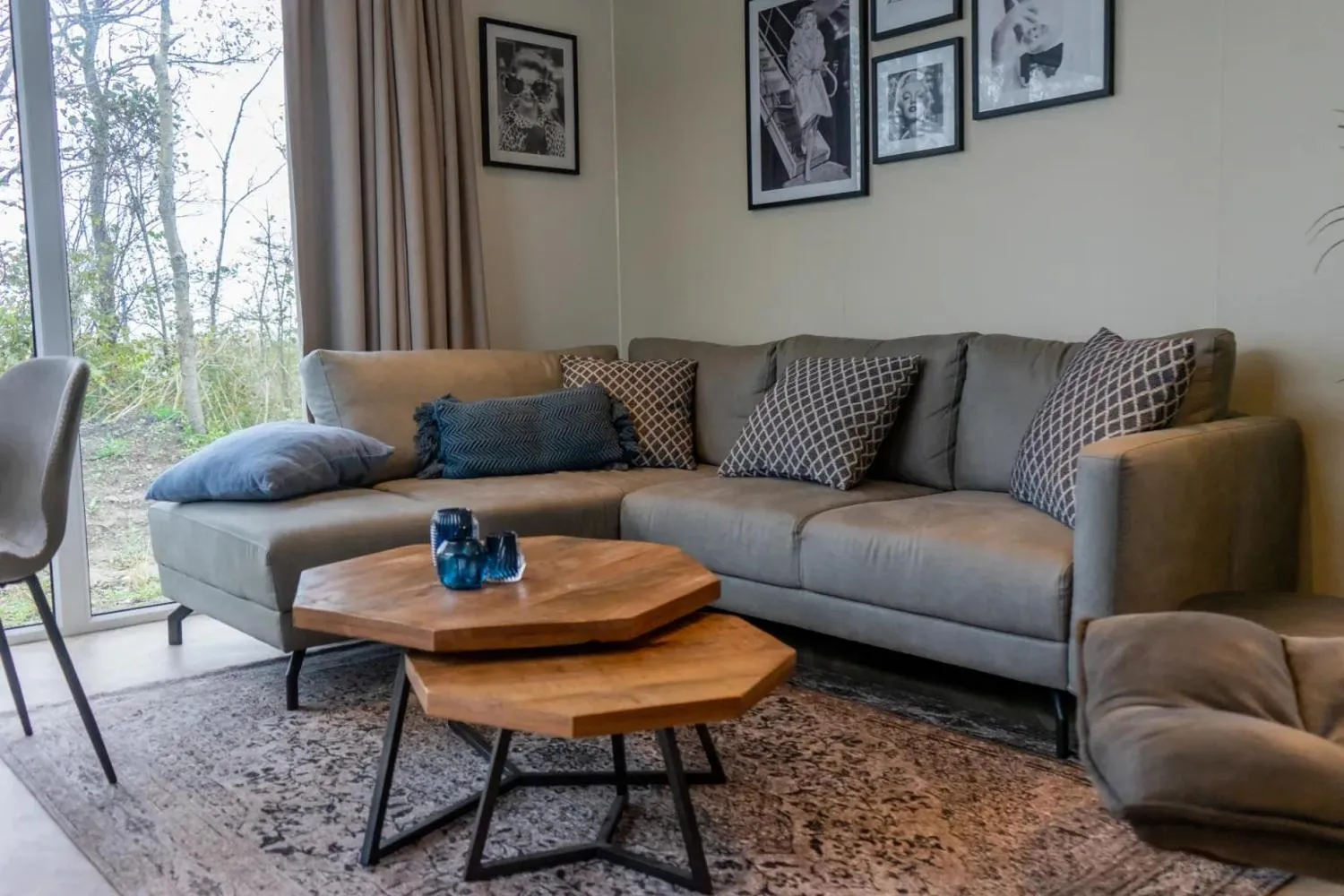 Esszimmer mit rundem Marmortisch, braunen Stühlen, Waldansicht