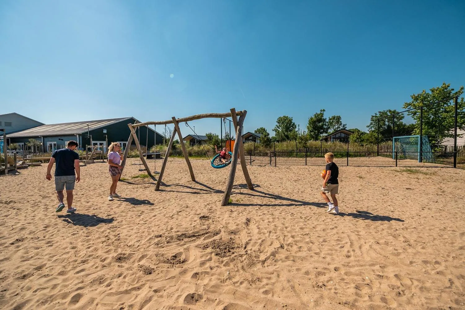 EuroParcs Poort van Zeeland in Hellevoetsluis, Südholland – Bild 13