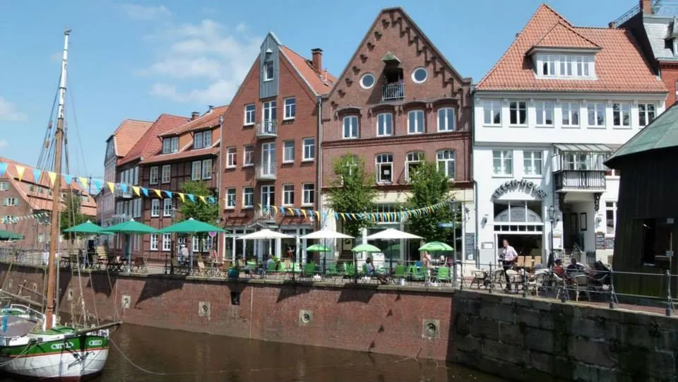Stadthafen von Stade mit historischen Fachwerkhäusern in der Nähe des Feriendorf Altes Land