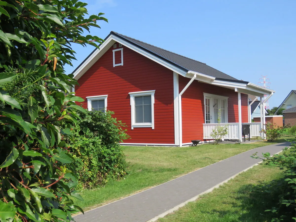 Rotes skandinavisches Ferienhaus mit Veranda im Feriendorf Altes Land