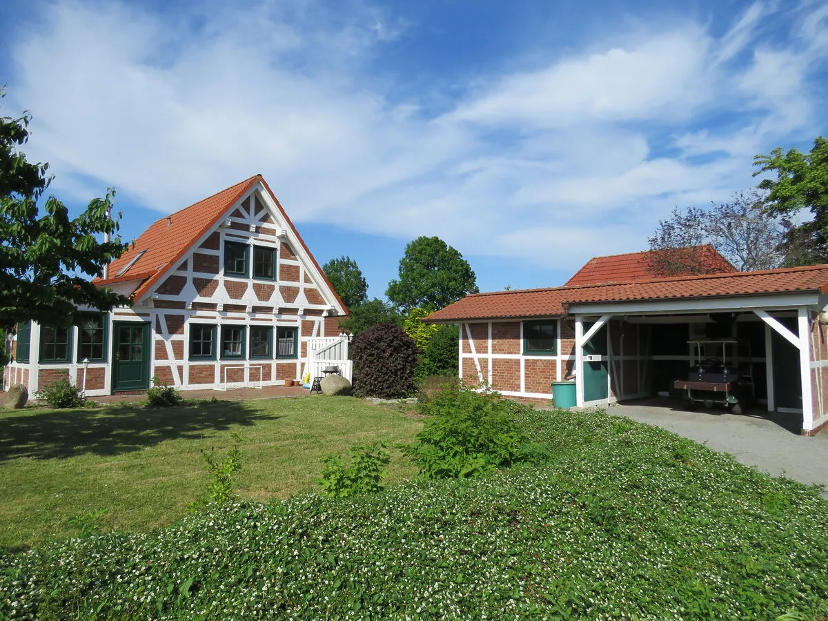 Fachwerk-Ferienhaus mit Carport und Schuppen im Feriendorf Altes Land
