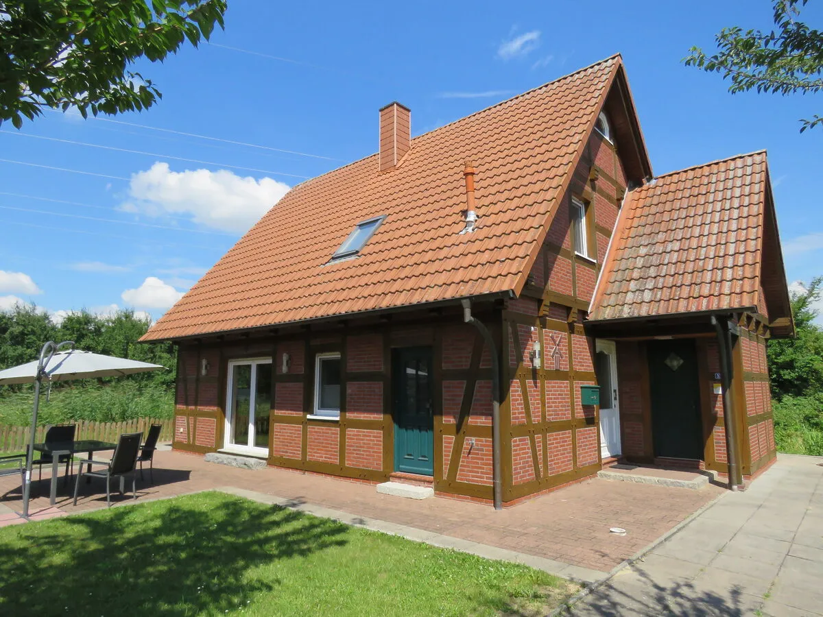 Fachwerk-Ferienhaus mit Terrasse und Sonnenschirm im Feriendorf Altes Land