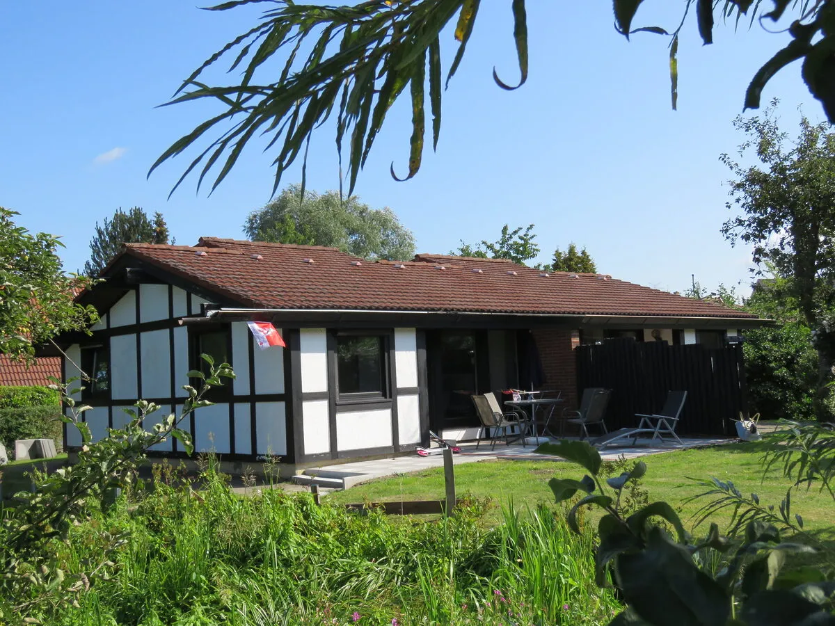 Fachwerk-Bungalow mit Terrasse und Holzdach im Feriendorf Altes Land