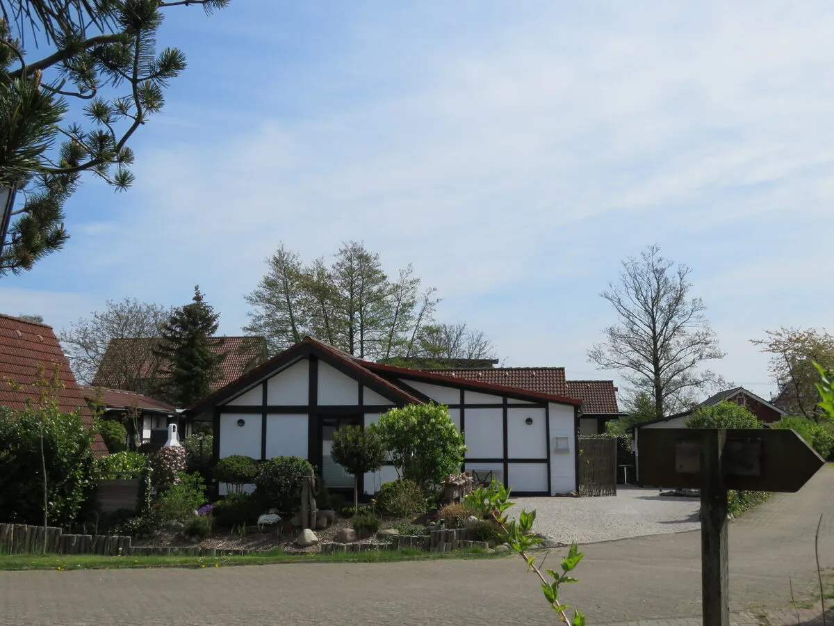 Niedriger Fachwerk-Bungalow mit Garten im Feriendorf Altes Land