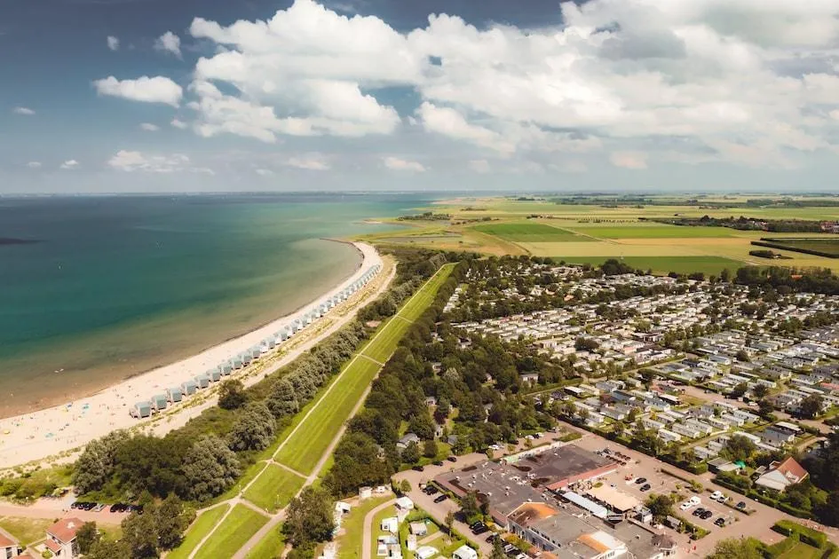 Landal Beach Resort Kamperland in Zeeland - Luftbild von Strand, Deich und Park