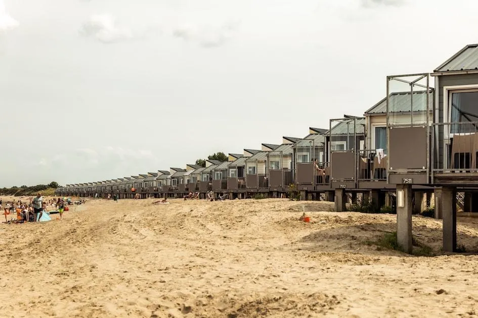 Landal Beach Resort Kamperland in Zeeland - Beach Houses auf Stelzen am Strand