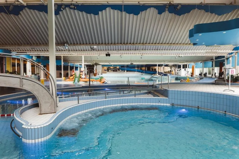 Landal Beach Resort Kamperland in Zeeland - Hallenbad mit Kinderrutsche
