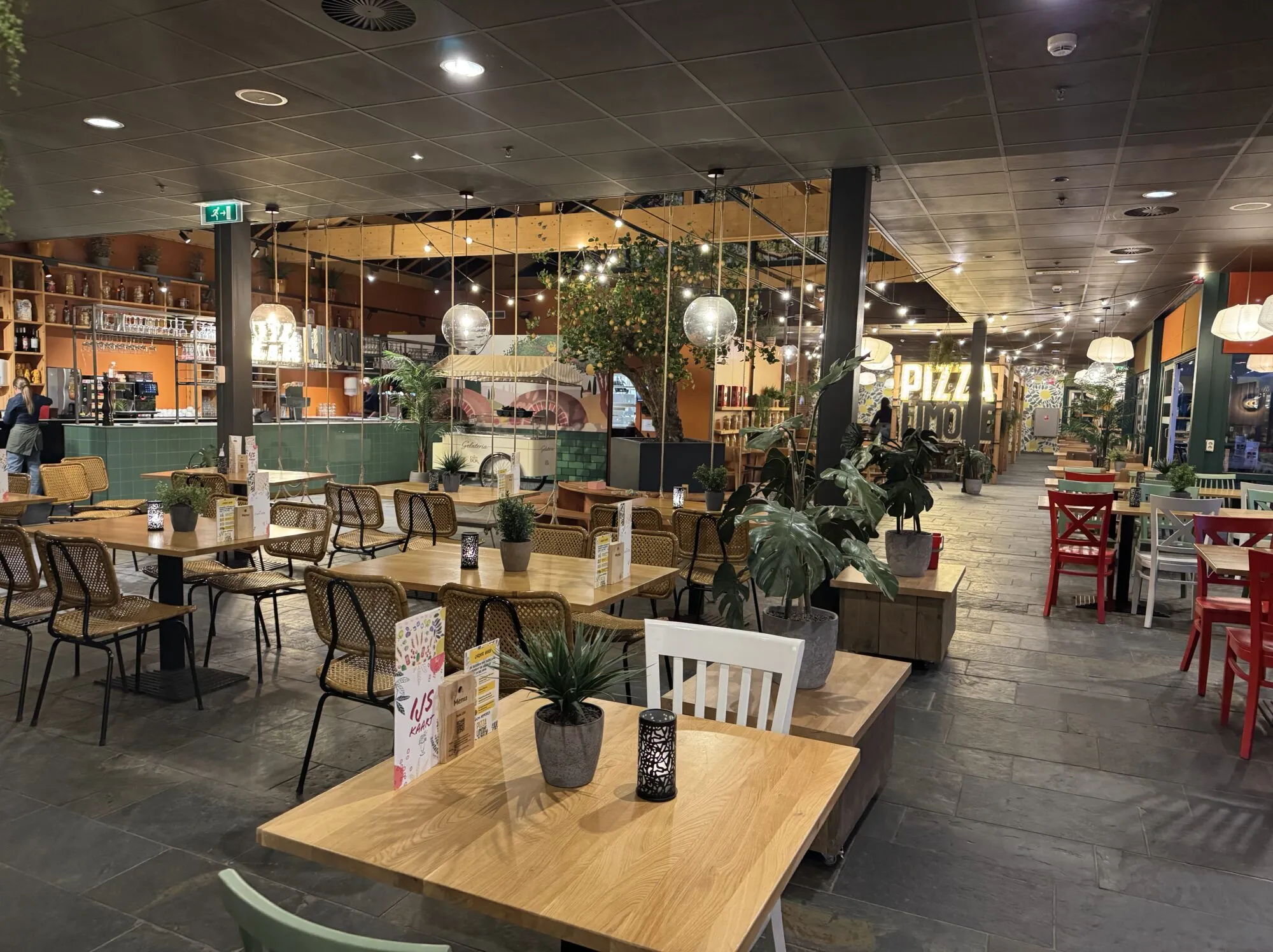 Park Plaza mit Kinderrestaurants im Landal De Lommerbergen