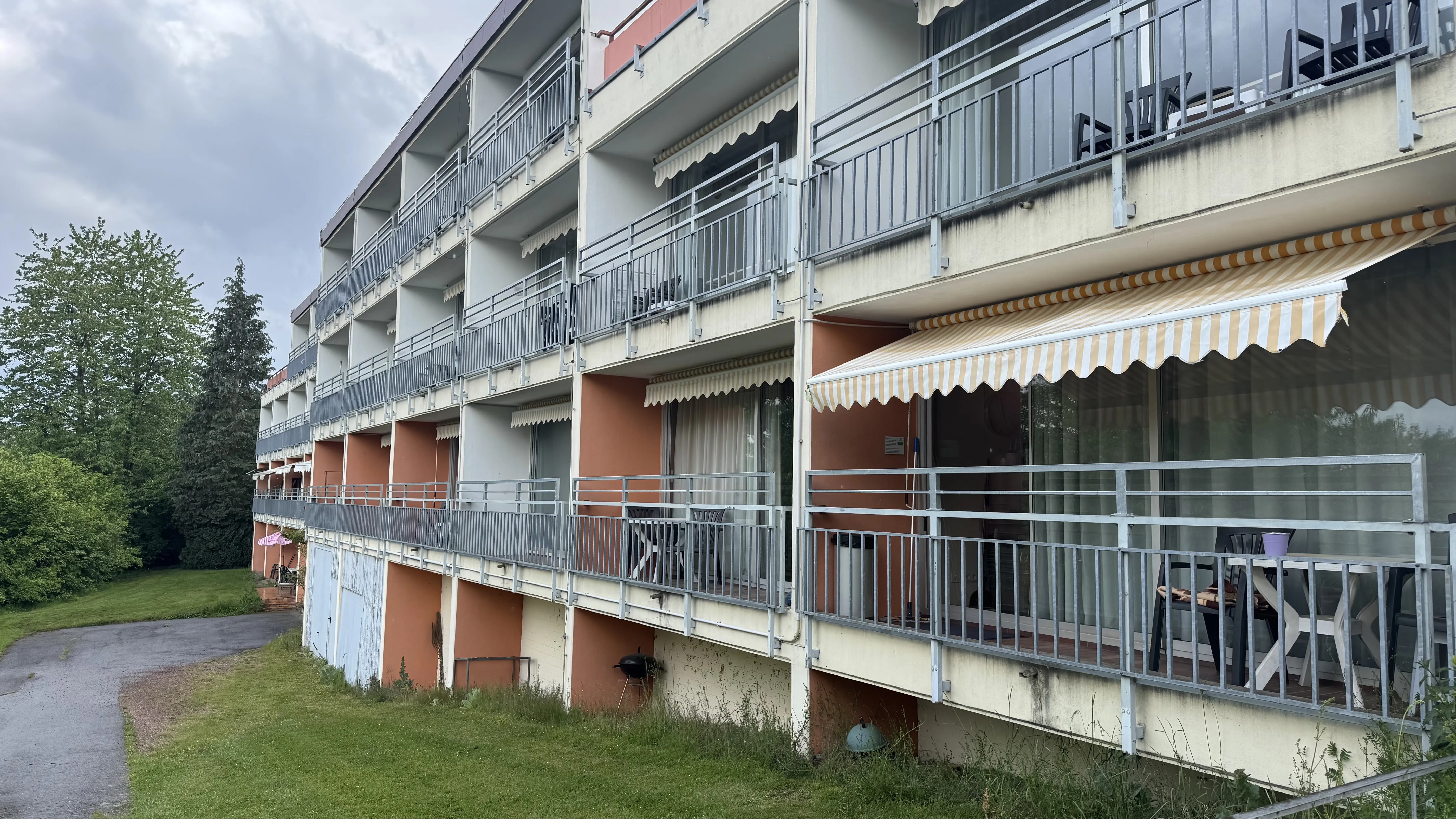 Zweigeschossige Apartmentzeile im Landal Sonnenberg mit Balkonen
