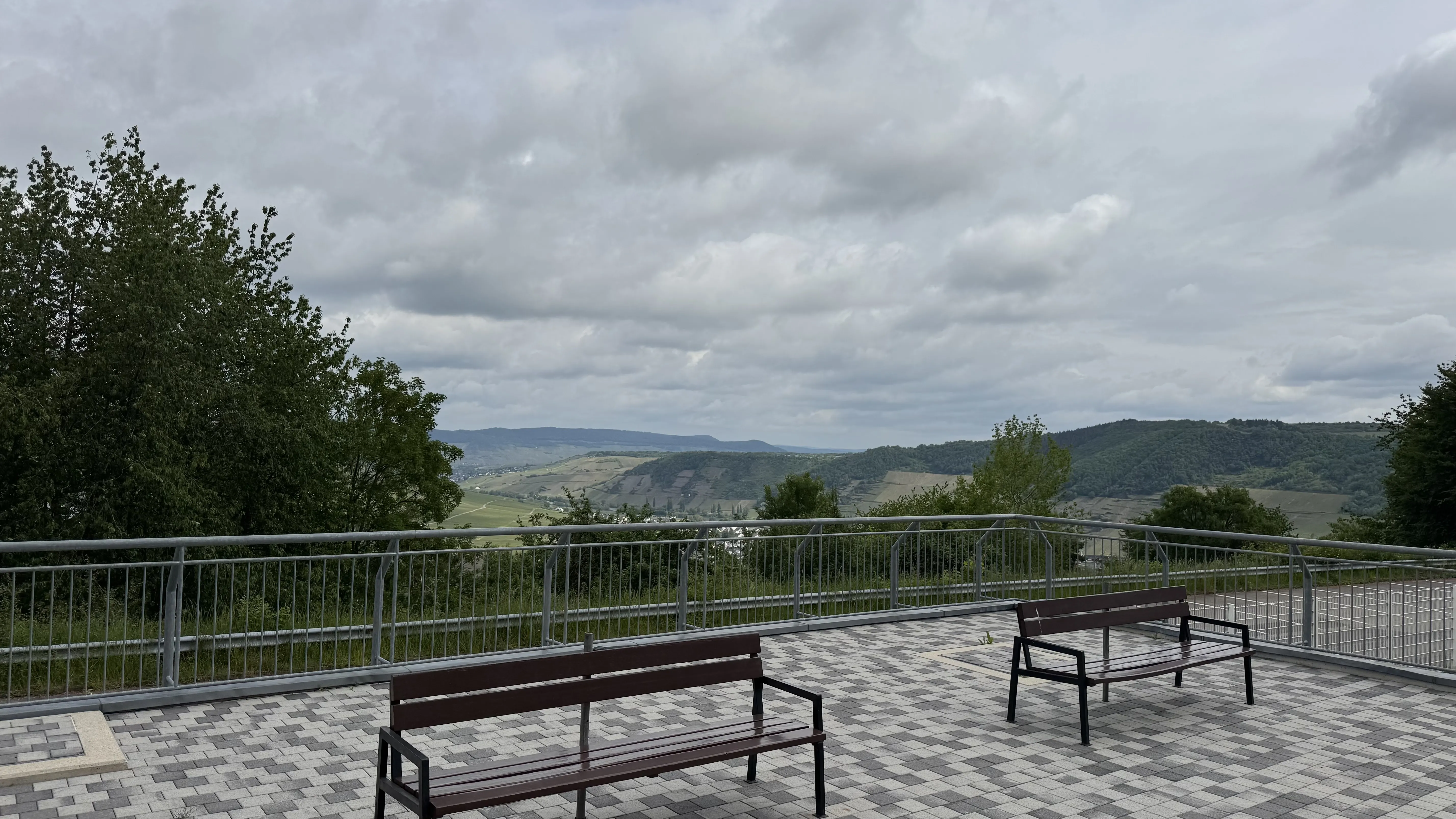 Aussichtsterrasse mit Bänken im Landal Sonnenberg und Blick ins Moseltal