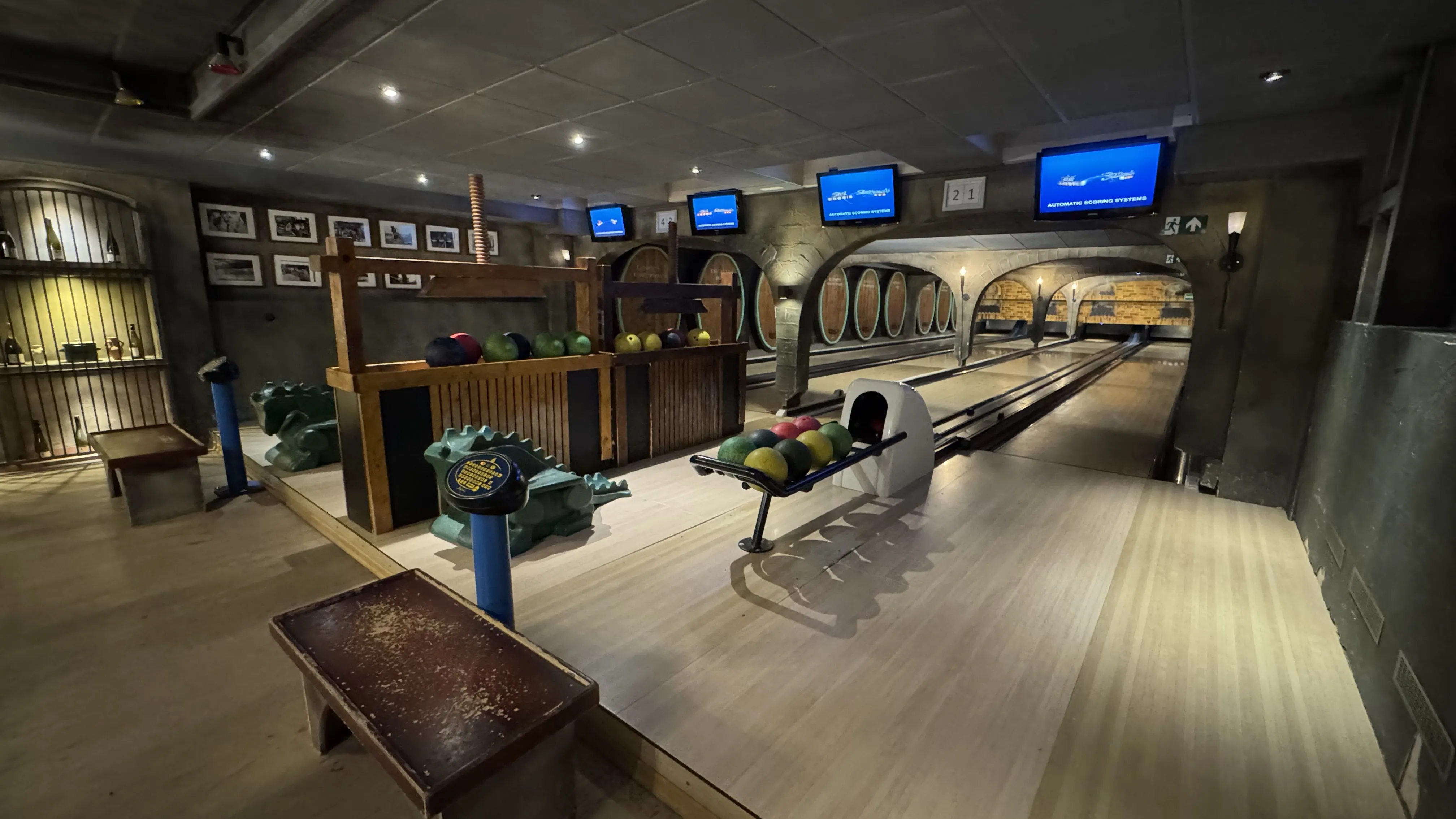 Bowlingbahnen im Landal Sonnenberg in einem als Moselweinkeller gestalteten Gewölbe, mit Ballrampen für kleine Kinder