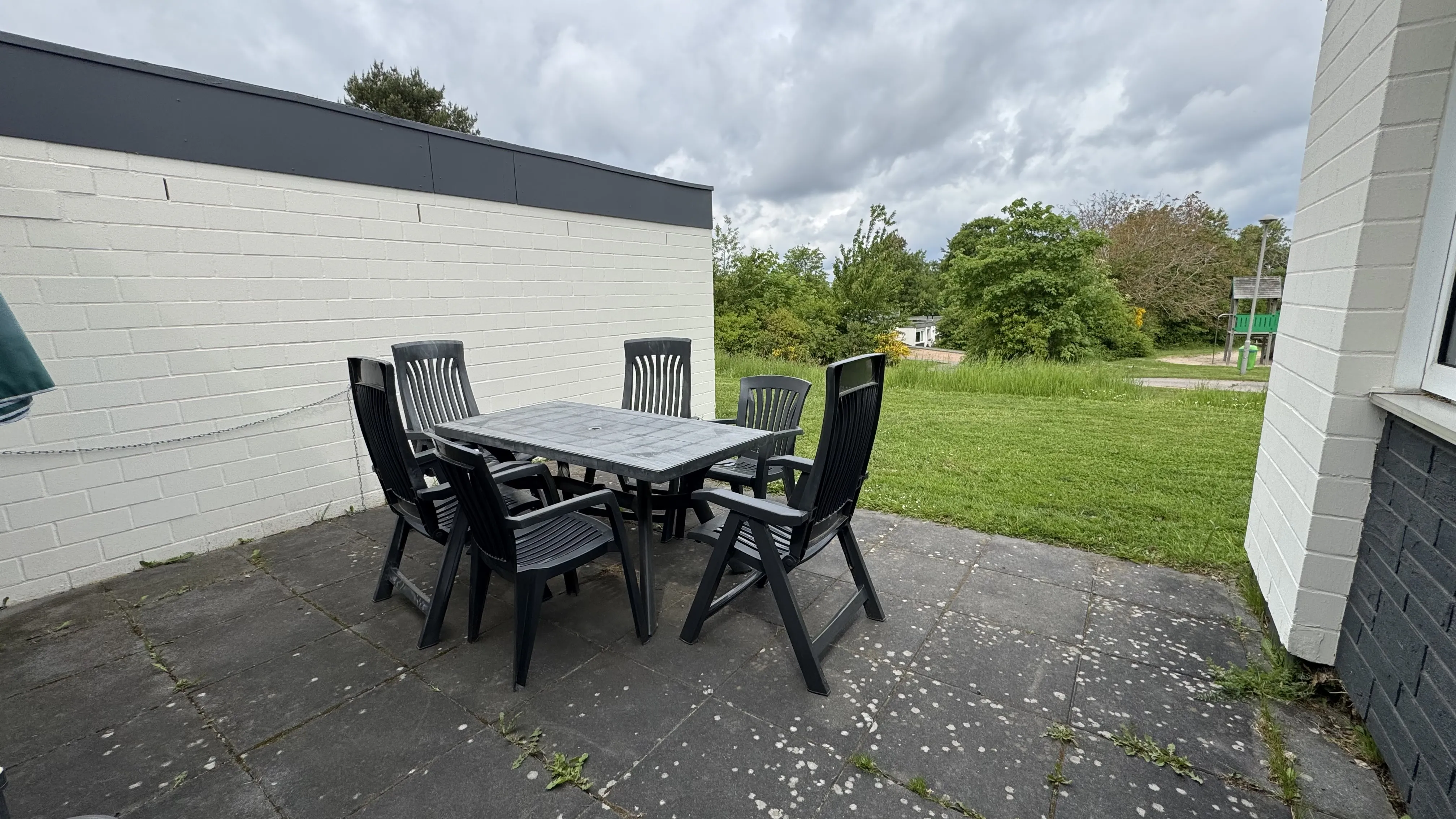 Terrasse eines Ferienhauses im Landal Sonnenberg mit Gartenmöbeln