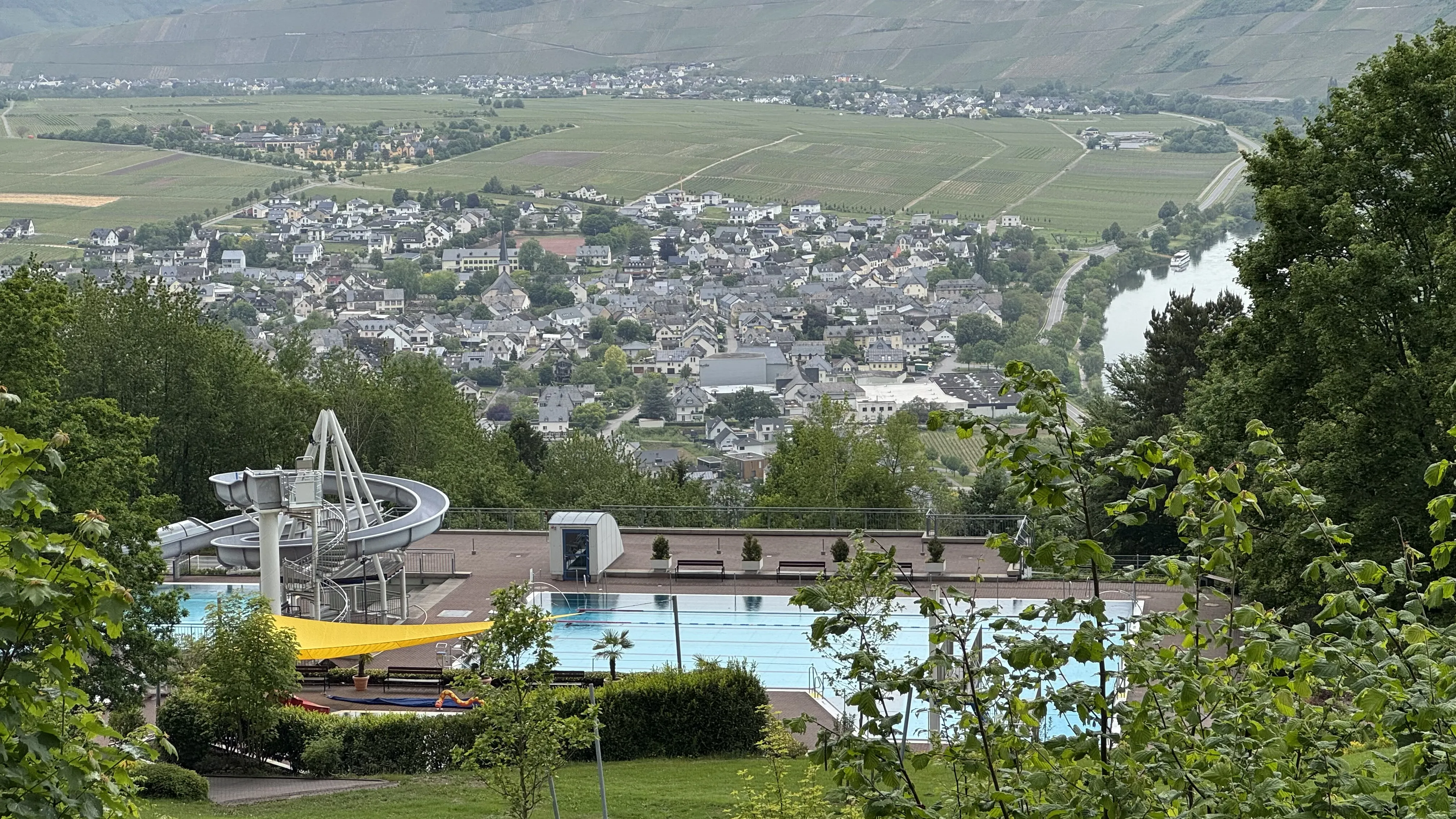 Blick vom Landal Sonnenberg auf das Freibad Leiwen und die Mosel