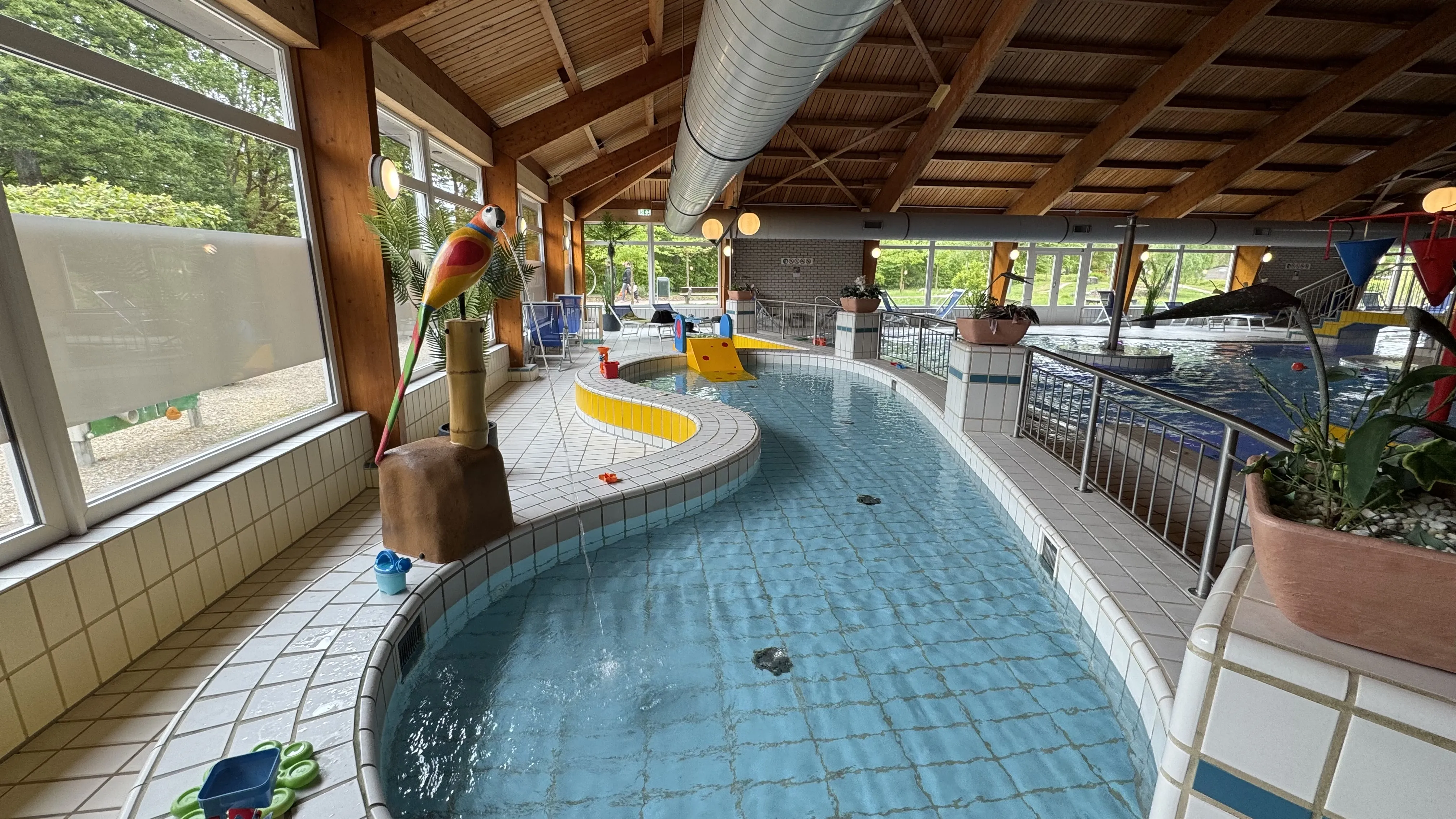 Flaches Kinderbecken mit Papageien-Dusche im Hallenbad des Landal Sonnenberg