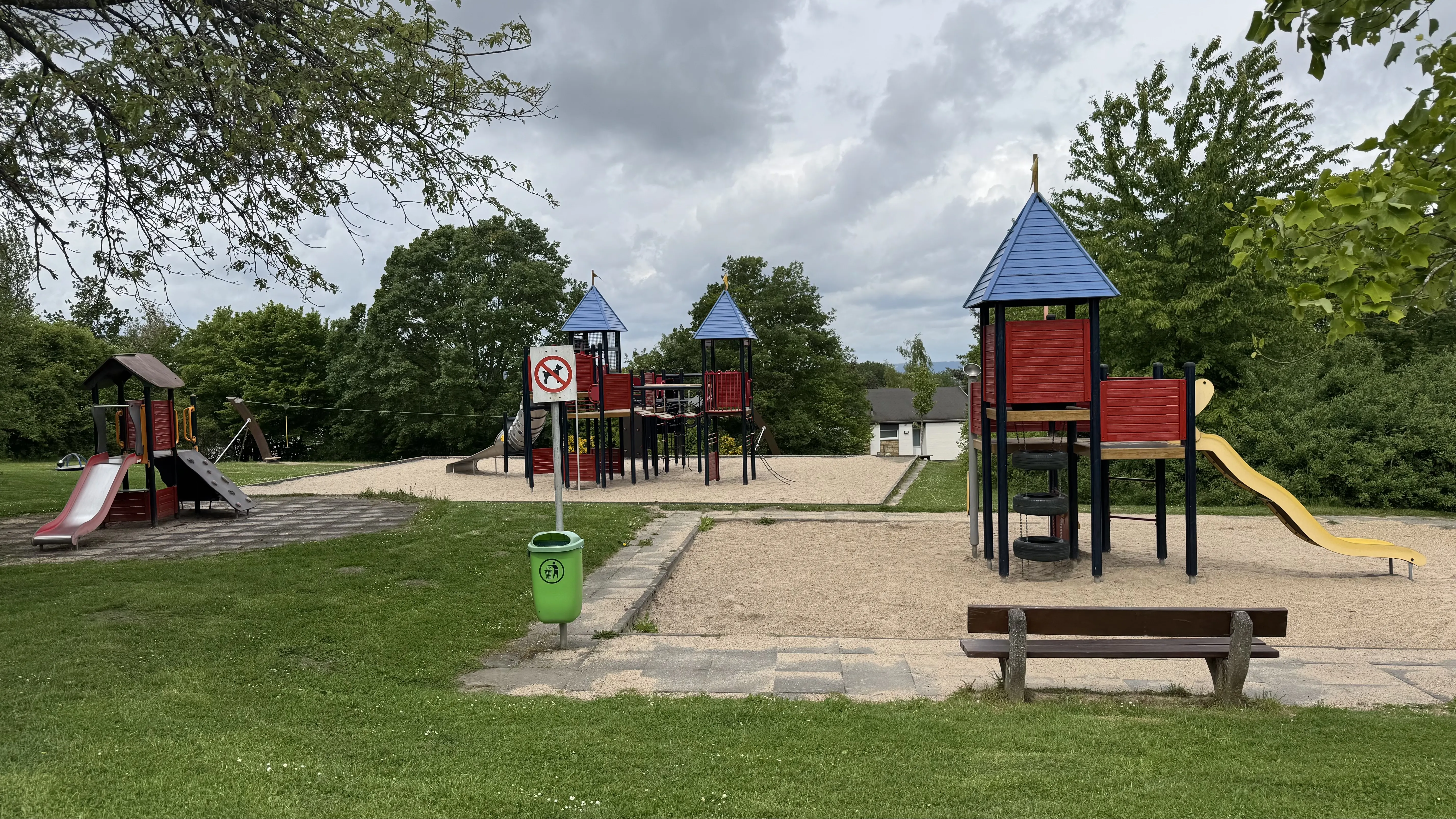 Hauptspielplatz im Landal Sonnenberg mit zwei Rutschentürmen auf Sand