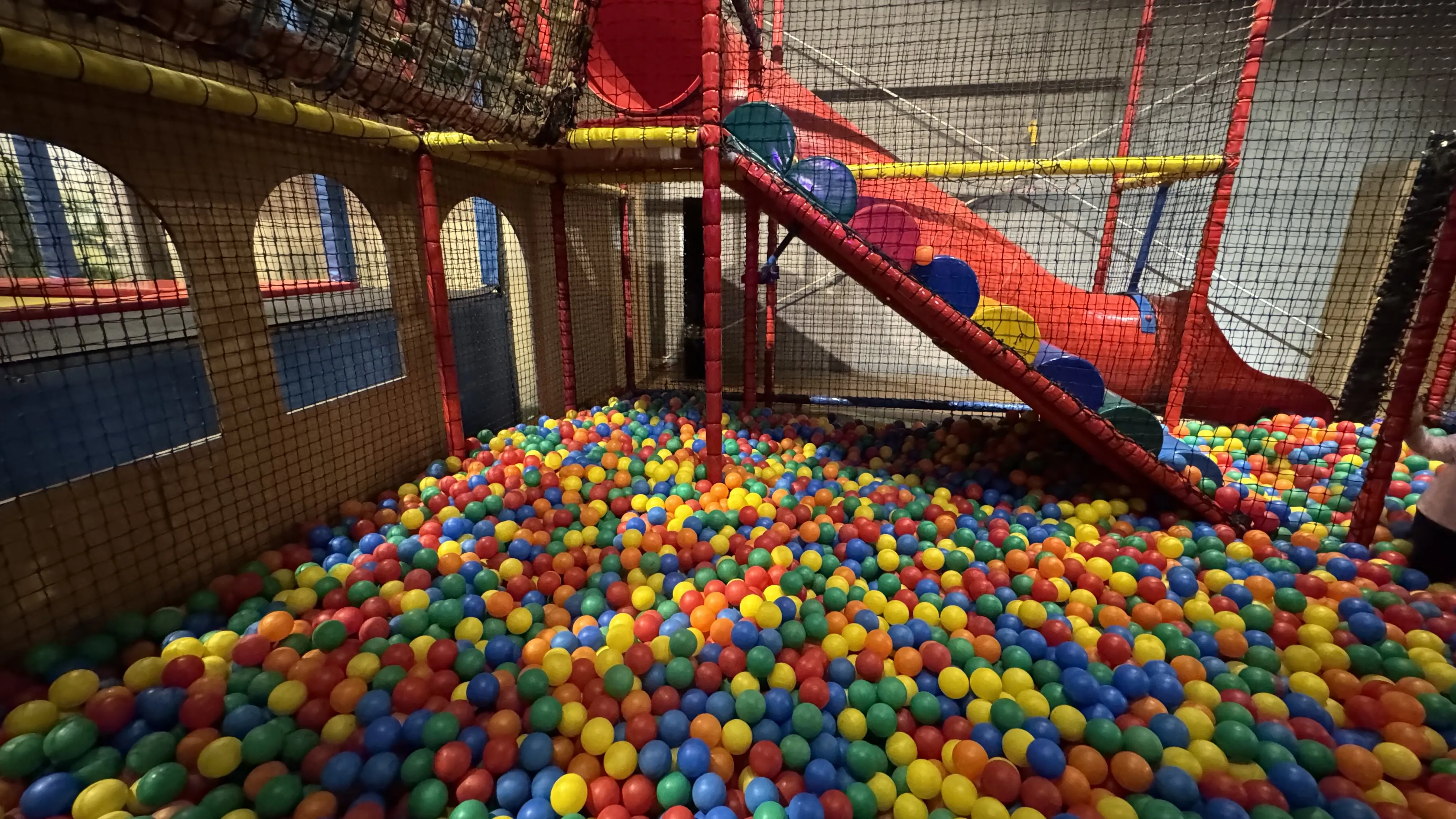 Großes Bällebad mit Klettergerüst im Indoor-Spielparadies des Landal Sonnenberg