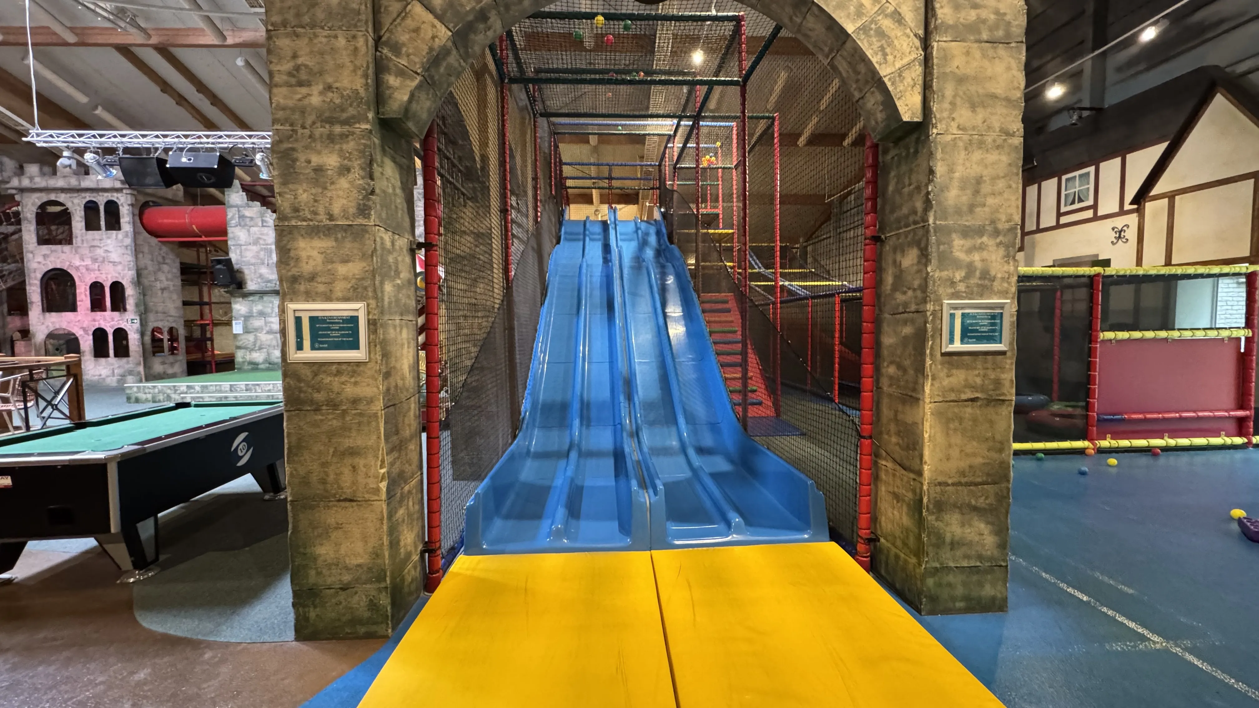 Breitrutschen aus dem Burgturm im Indoor-Spielparadies des Landal Sonnenberg