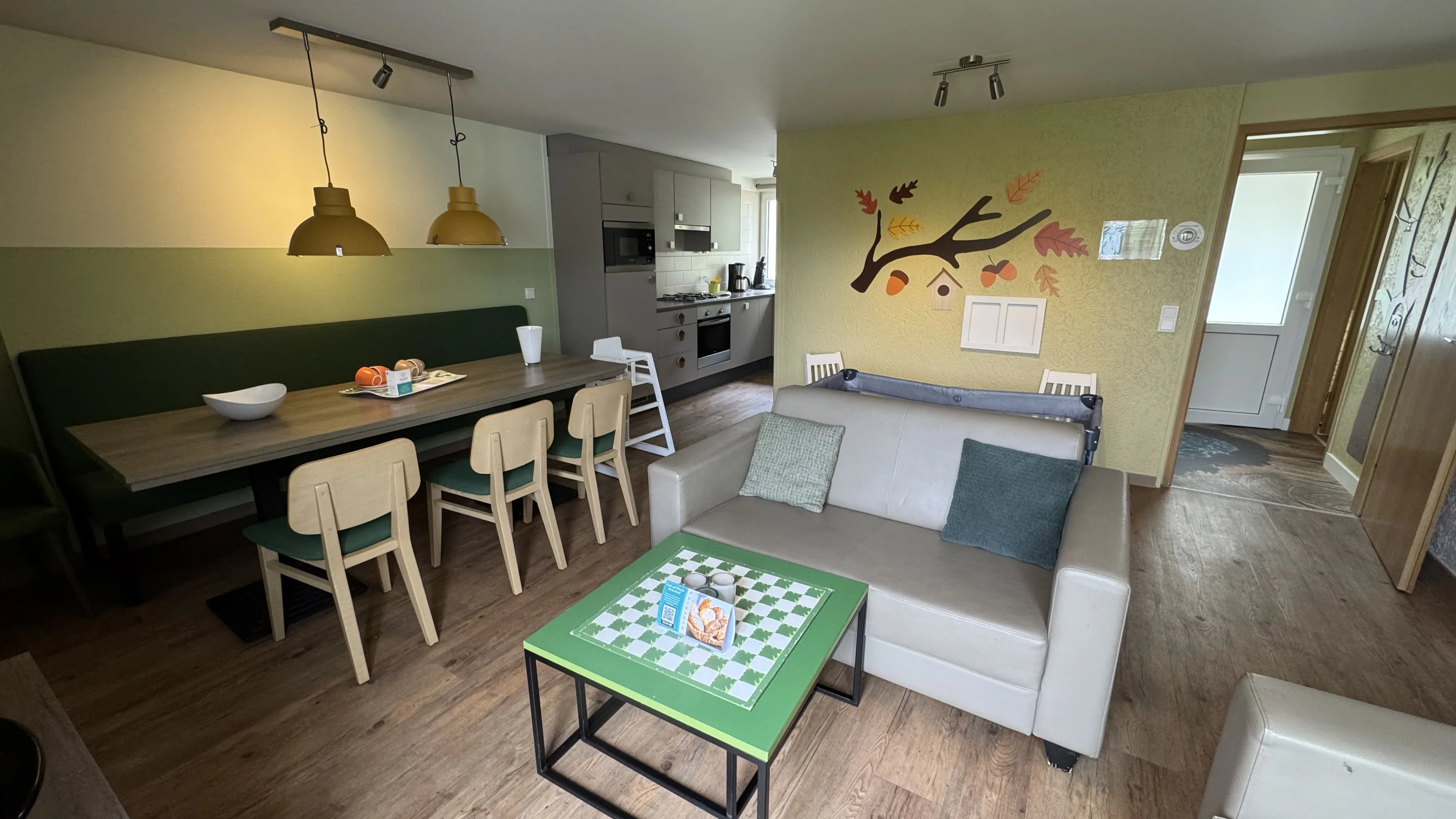 Wohn- und Essbereich im Kinder-Ferienhaus des Landal Sonnenberg