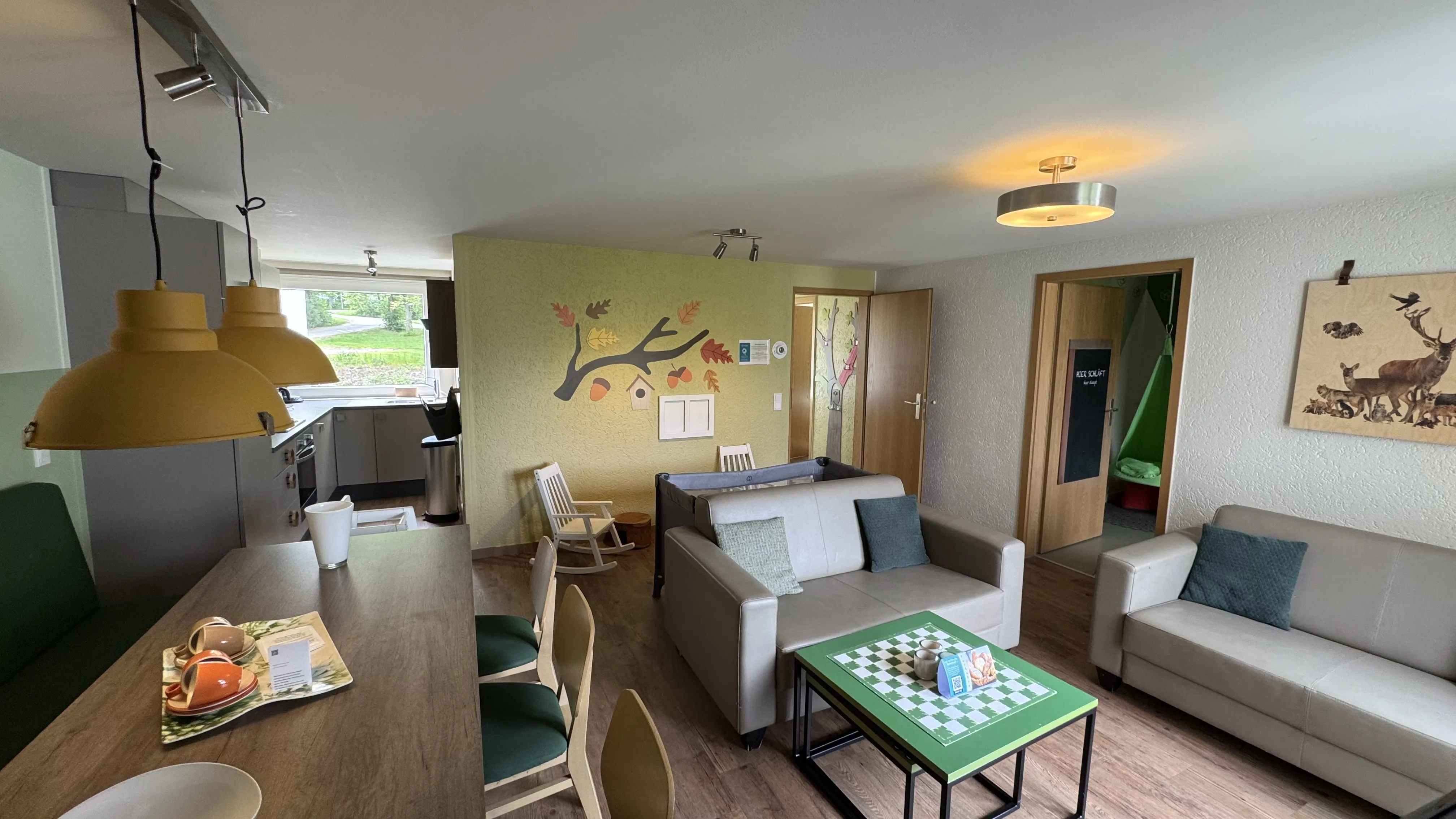 Wohnzimmer im Kinder-Ferienhaus des Landal Sonnenberg mit Spieltisch