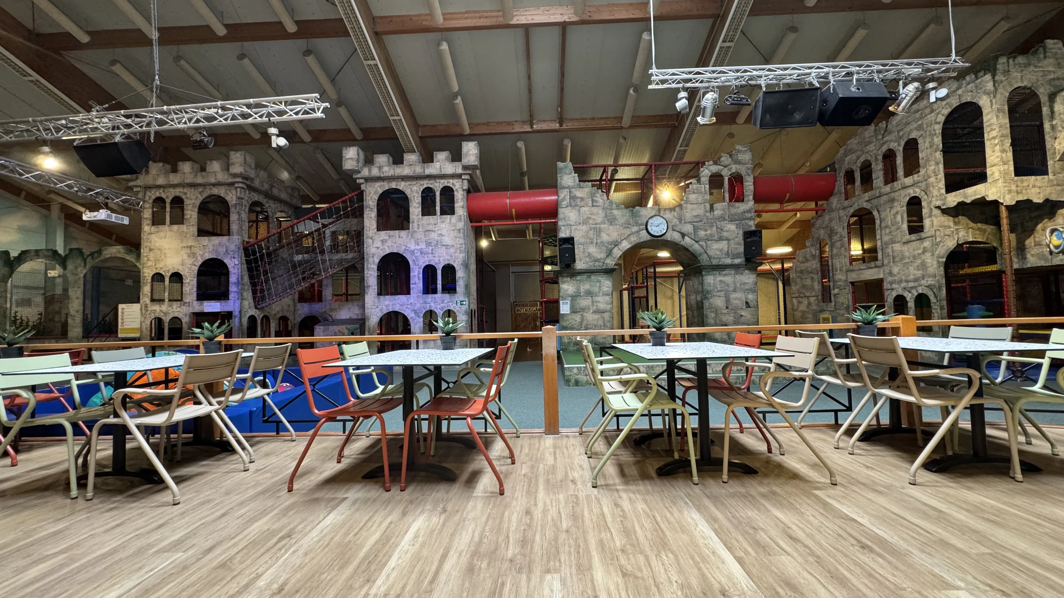 Restaurantbereich im Zentralgebäude des Landal Sonnenberg mit Blick auf die Indoor-Ritterburg