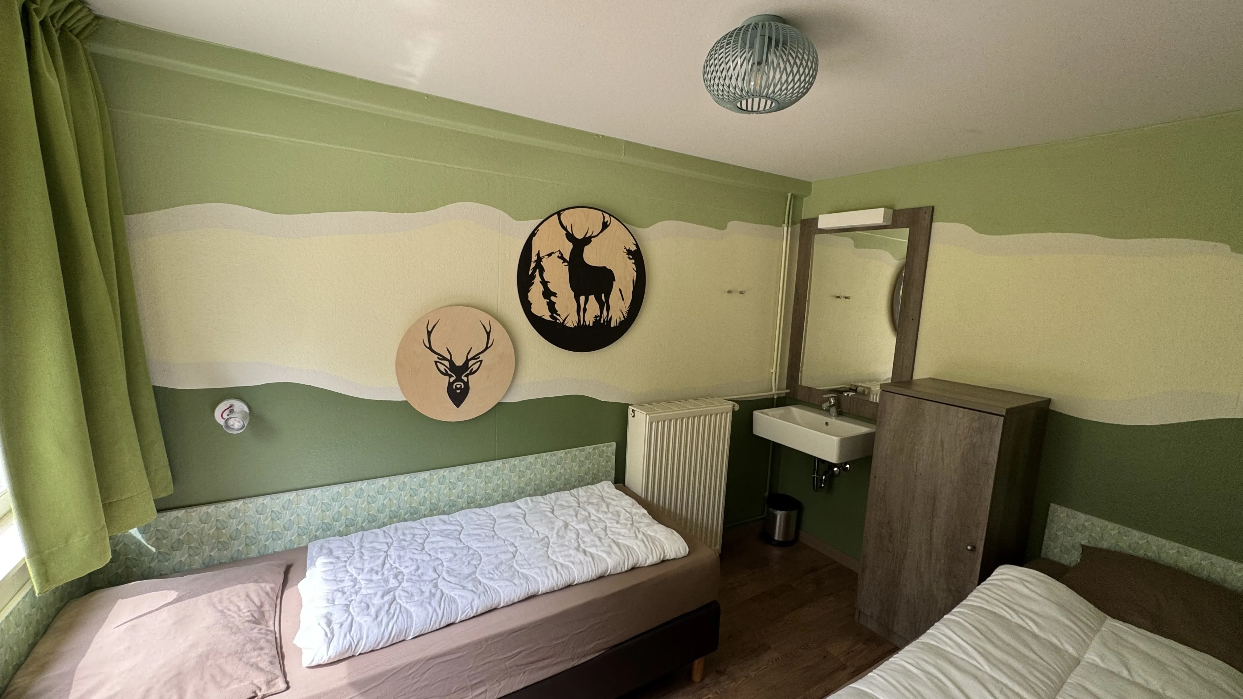 Schlafzimmer im Ferienhaus des Landal Sonnenberg mit Hirschmotiv an der Wand