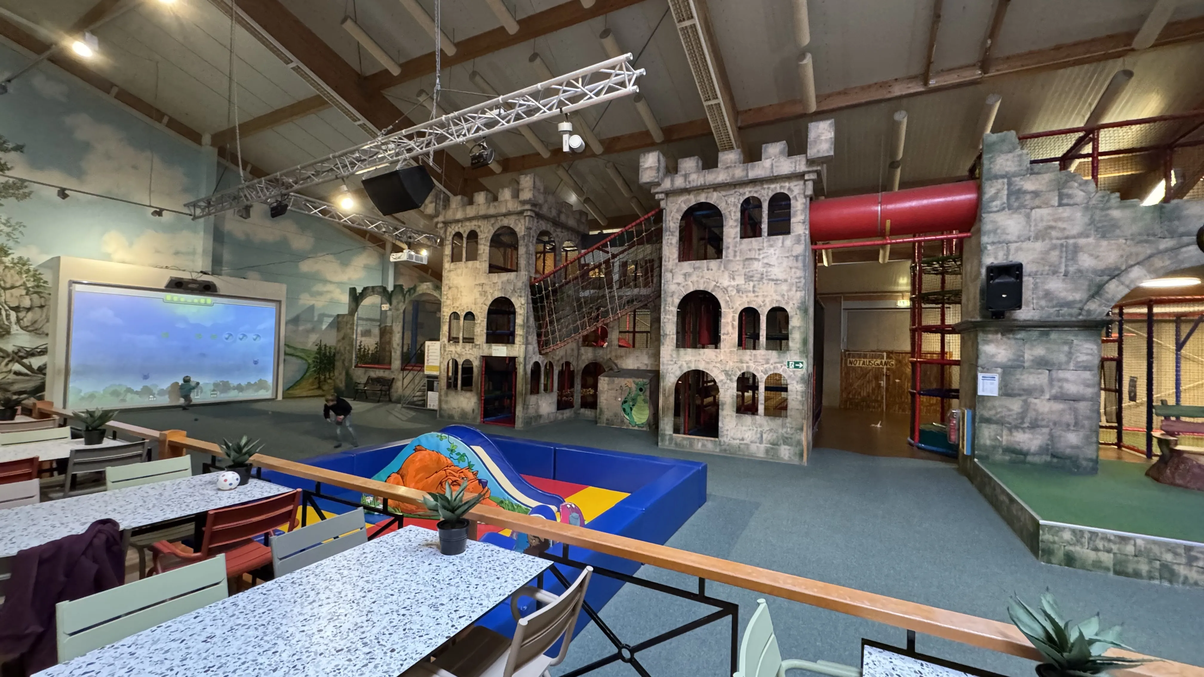 Airhockey und Billard in der Spielhalle des Landal Sonnenberg