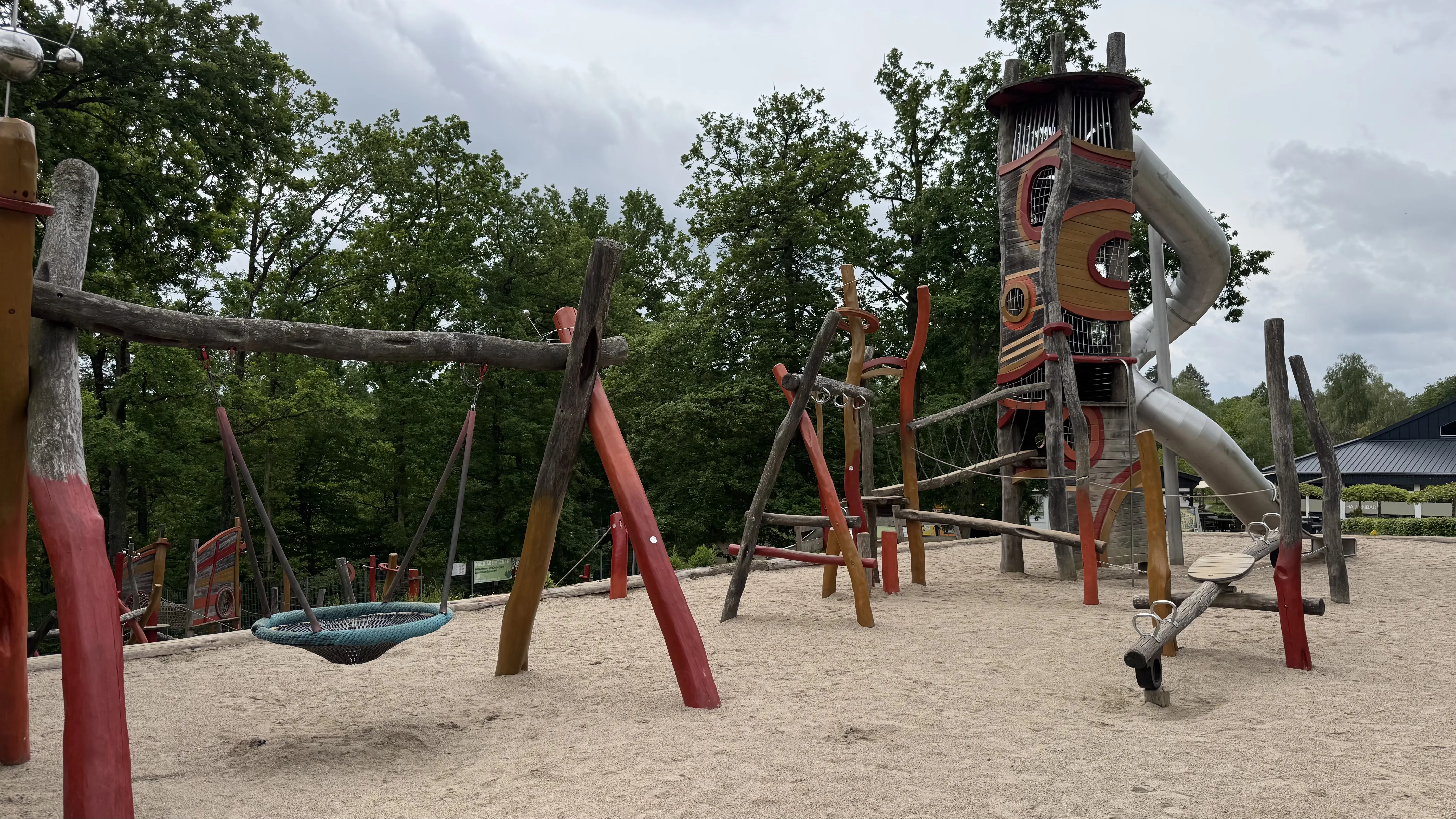 Kletterturm mit Röhrenrutsche auf dem Außenspielplatz des Landal Sonnenberg