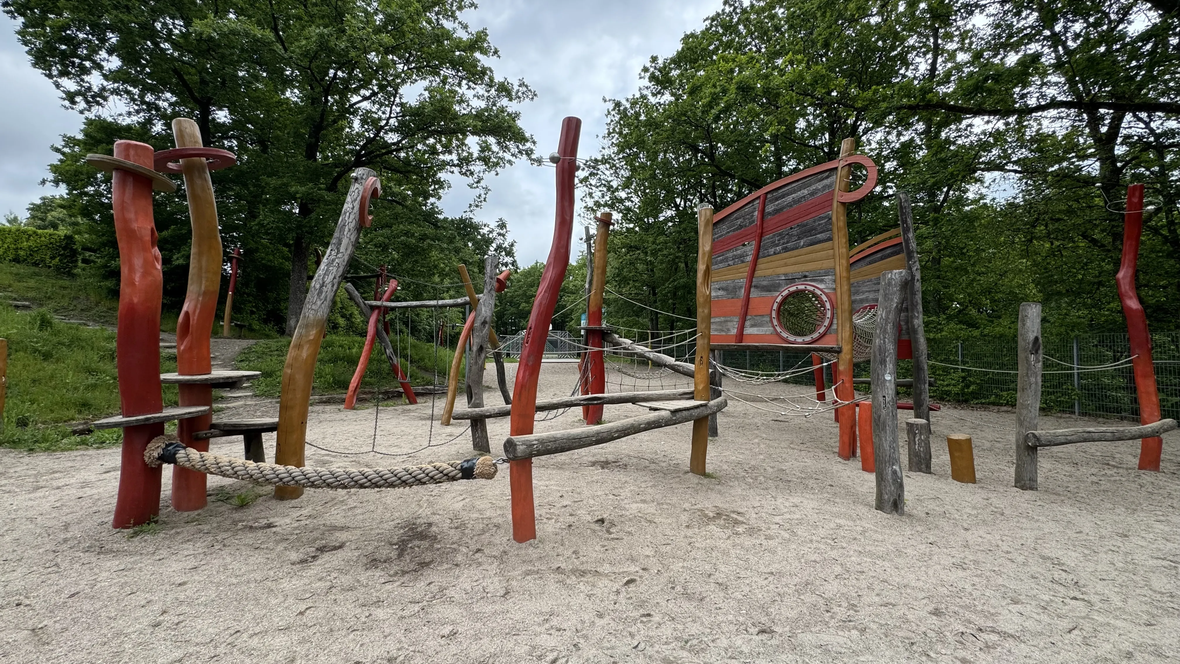 Seilparcours und Kletterbalken auf dem Spielplatz des Landal Sonnenberg